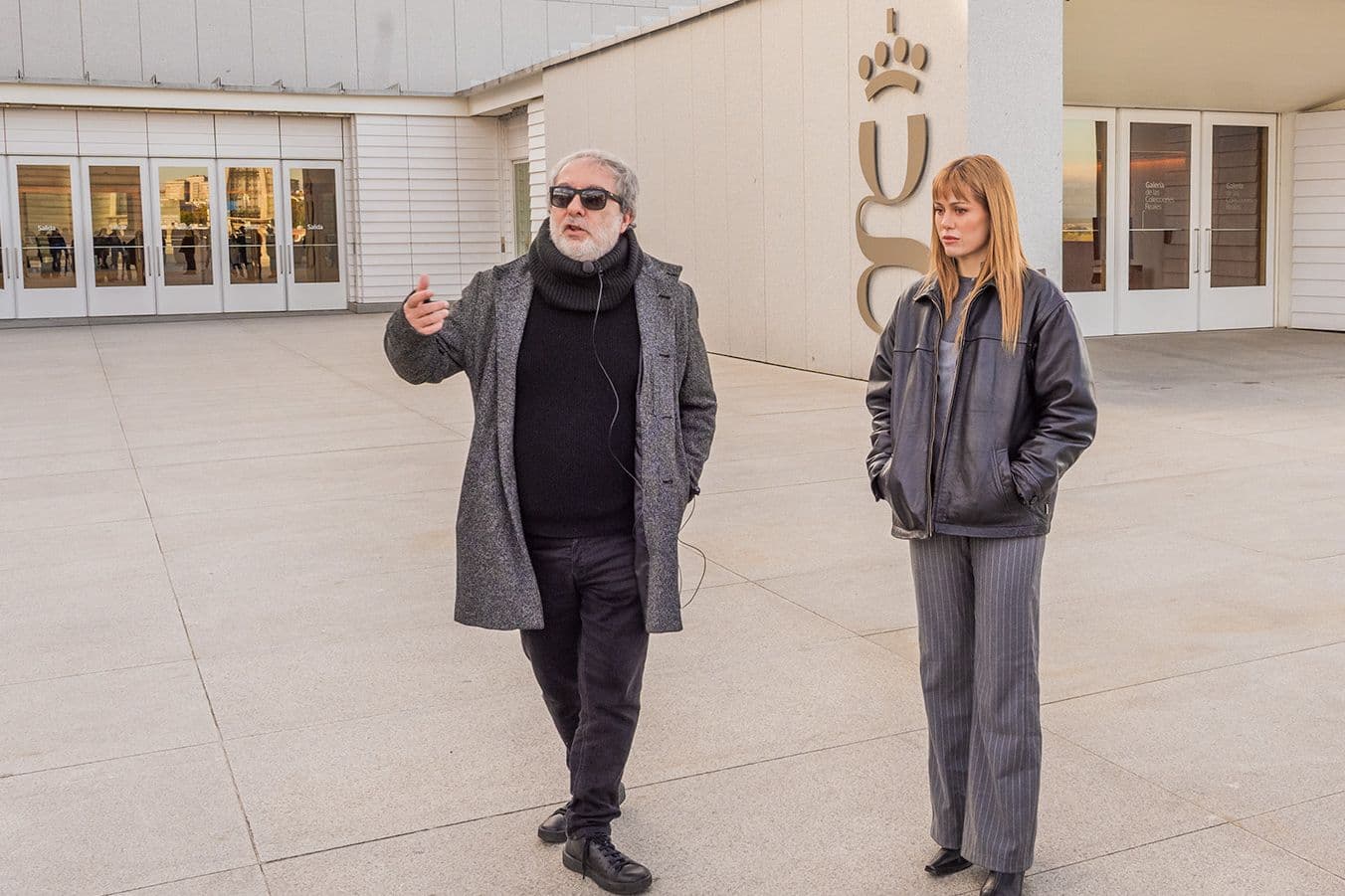 El creador de la 'ENA', Javier Olivares, y su protagonista, Kimberly Tell, durante un recorrido por los espacios reales de la serie
