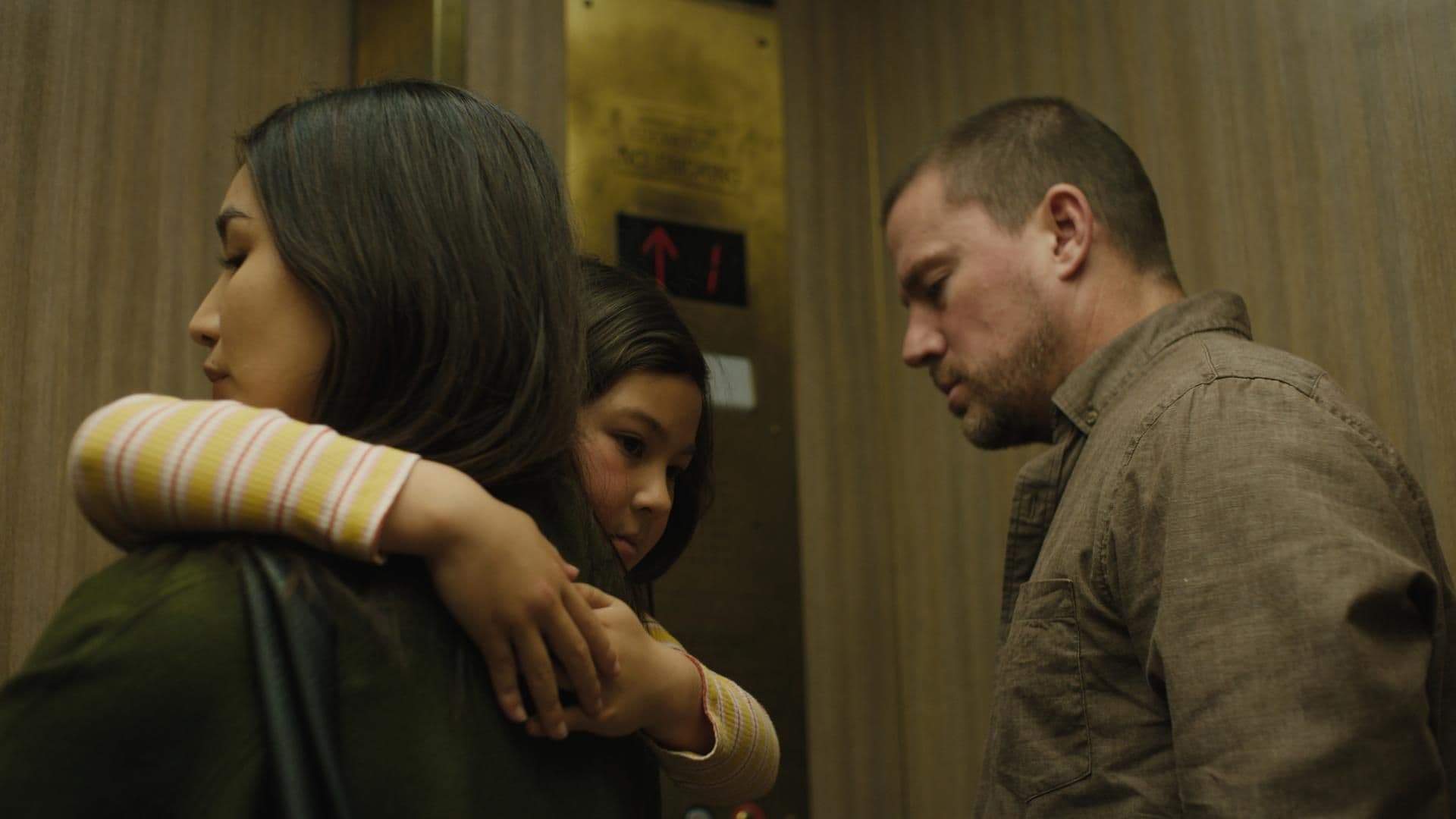 Gemma Chan y Channing Tatum, en un fotograma de 'Josephine', de Beth de Araújo