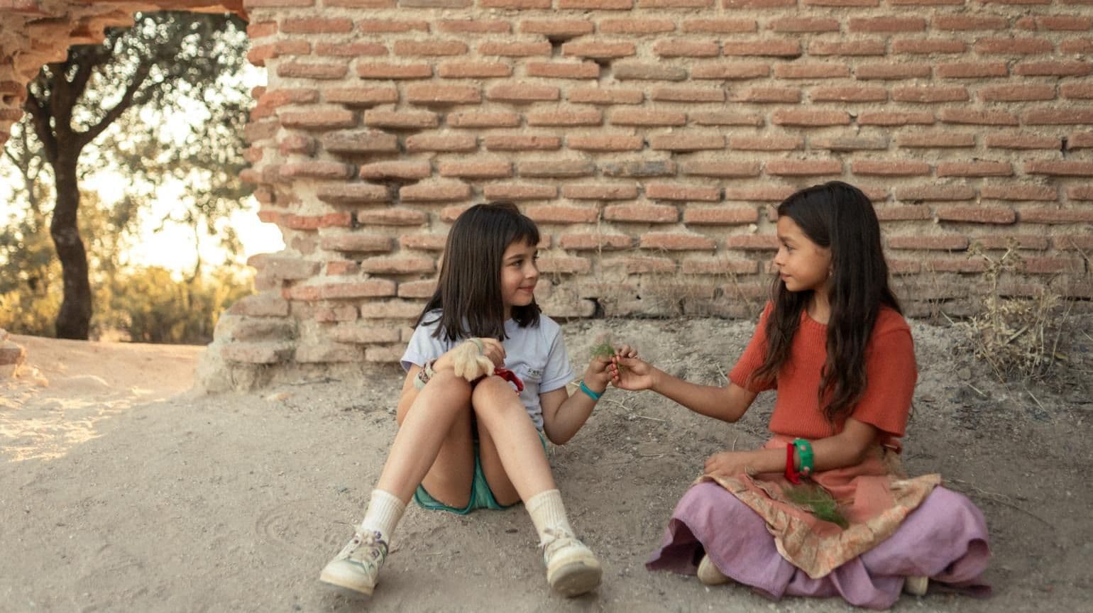 Alessandra González y Juncal Fernández en un fotograma de 'La niña de la cabra', de Ana Asensio