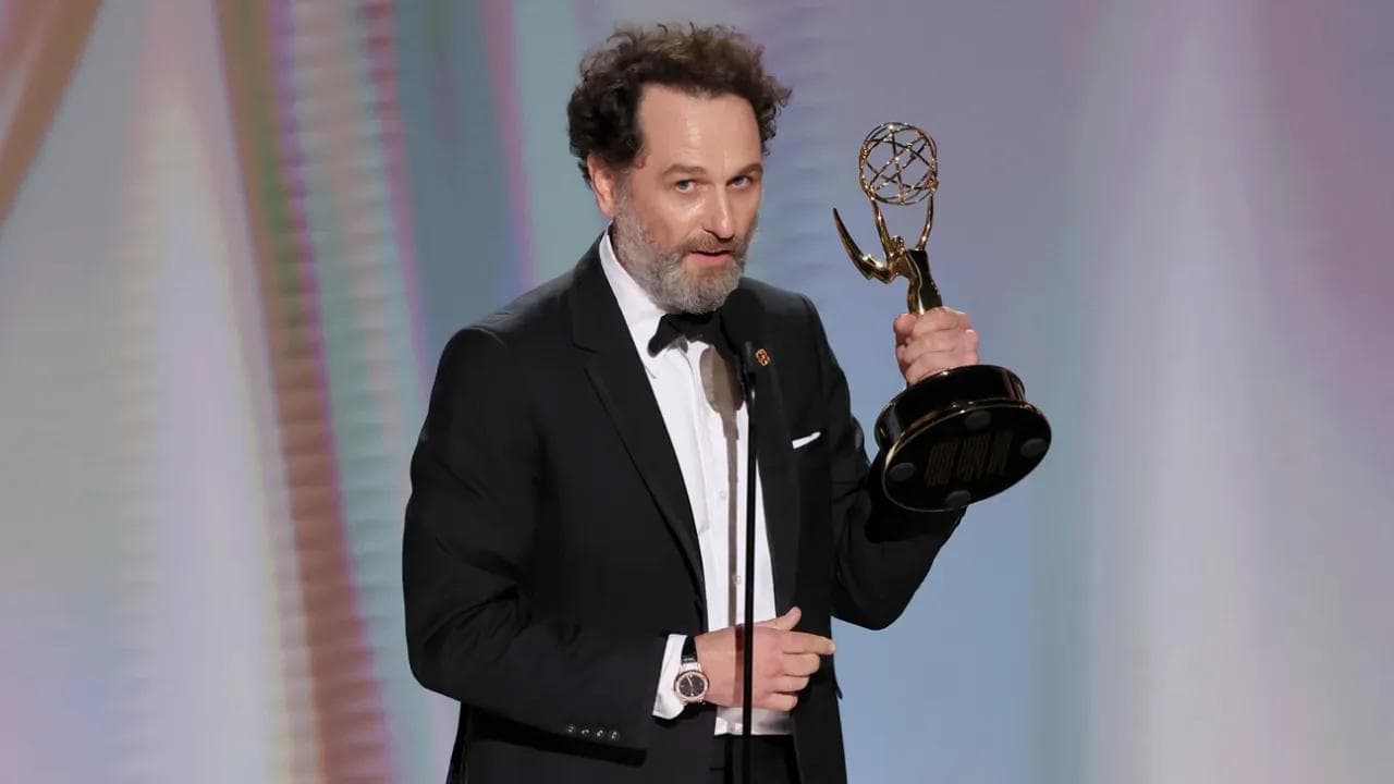 El actor Matthew Rhys recoge el Emmy a Mejor Actor de comedia por su trabajo en la serie 'La maldición de Widow's Bay' en la gala de septiembre de 2026