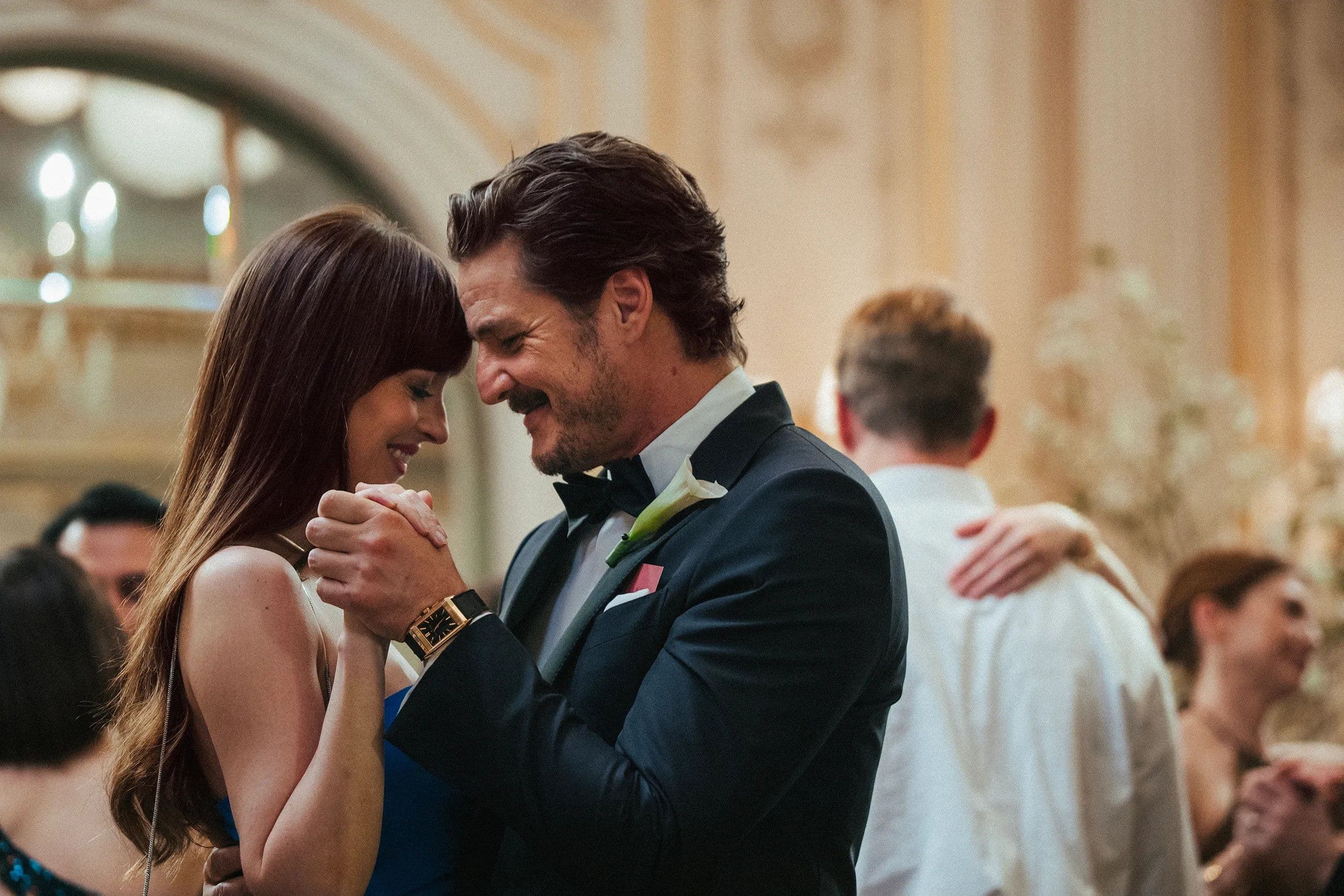 Dakota Johnson y Pedro Pascal bailan juntos en un fotograma promocional de 'Materialistas'