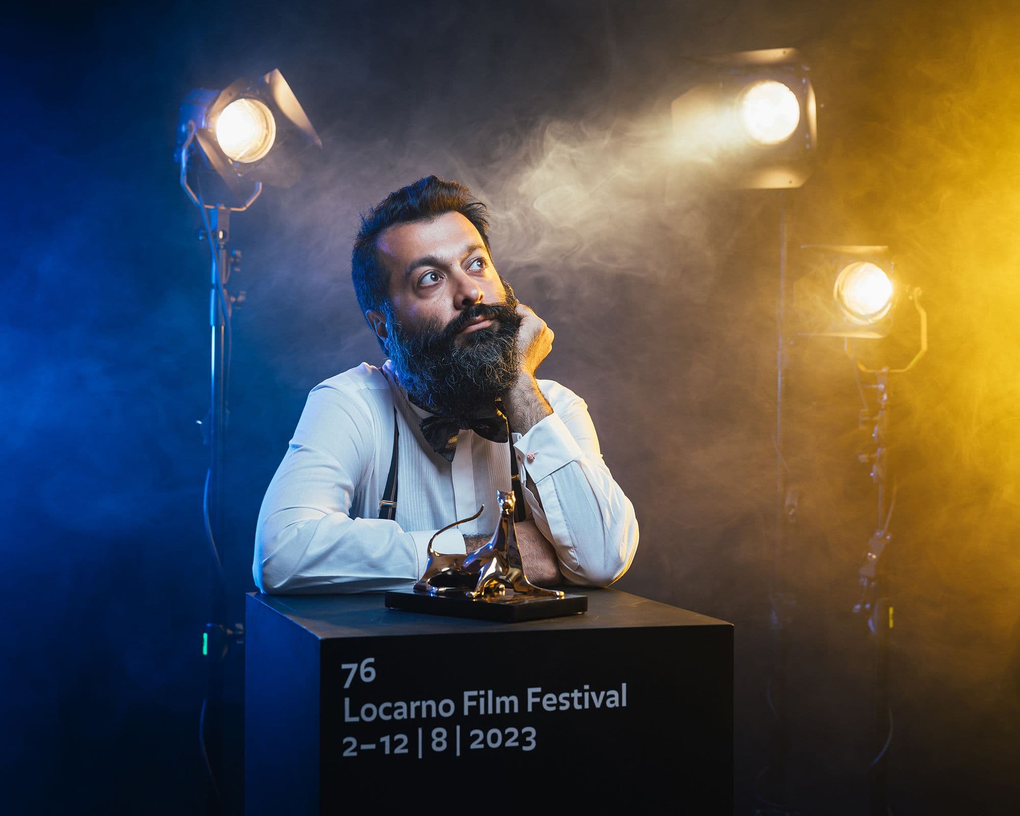 Sina Ataeian Dena, productor de 'Critical zone', de Ali Ahmadzadeh, posa con el Leoparto de Oro en la edición 76 del Festival de Cine de Locarno