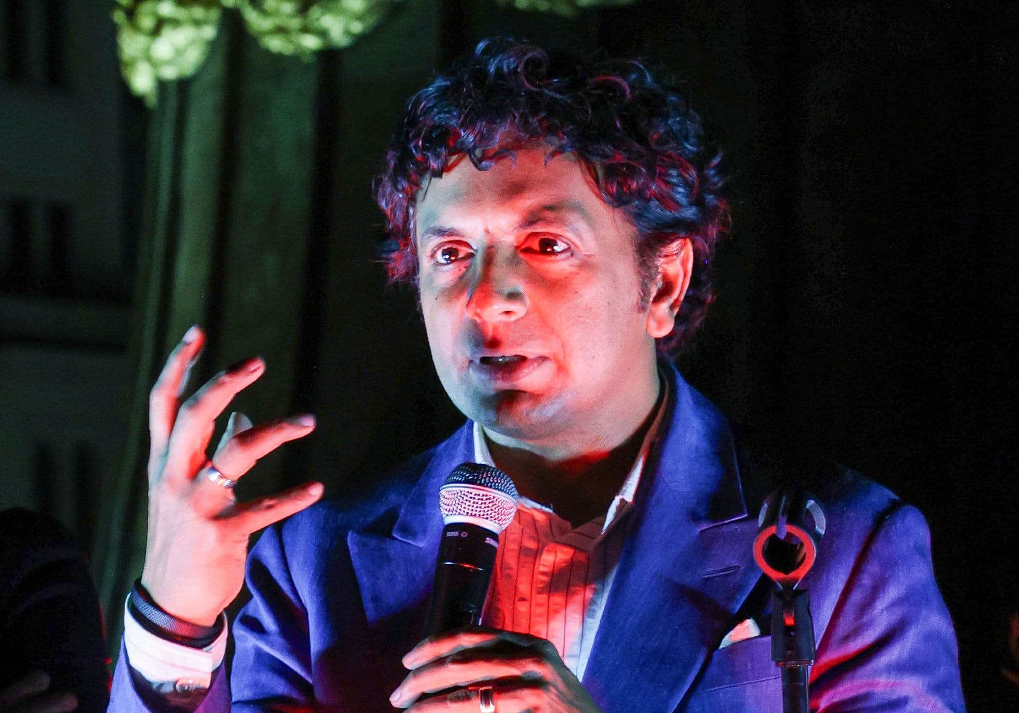 El director M. Night Shyamalan durante la presentación de su película 'La trampa' en Madrid