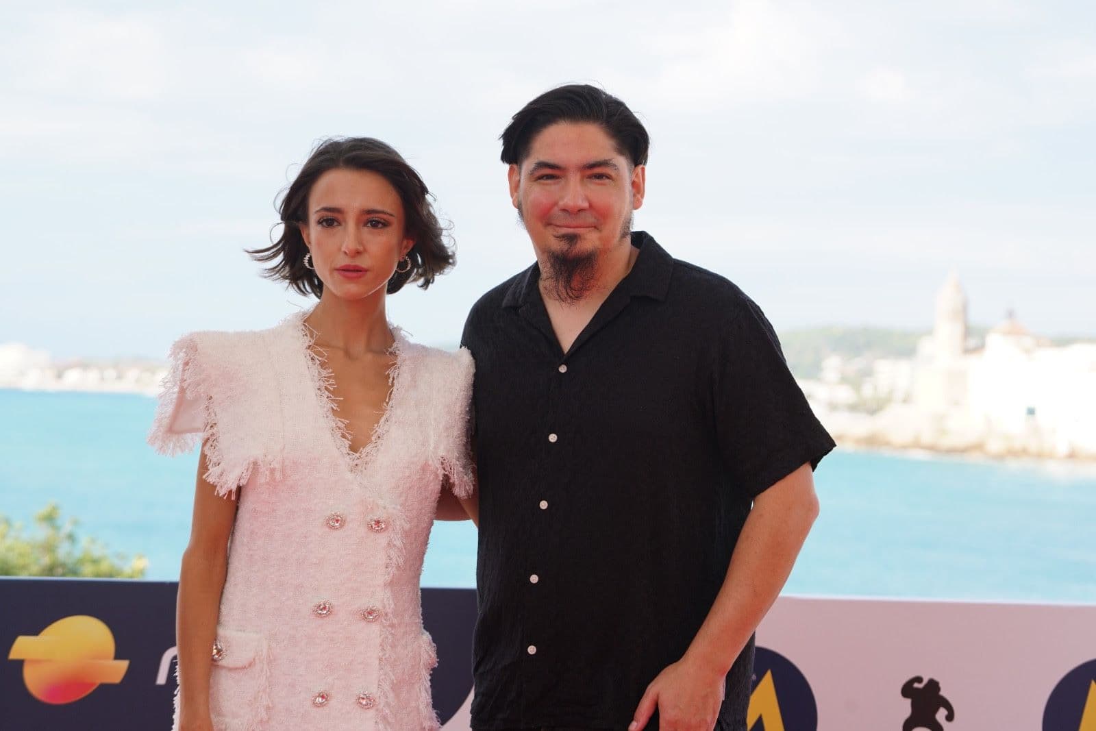 El director Paul Urkijo Alijo y la actriz Yune Nogueiras posan en el photocall de 'Gaua' durante el Festival de Sitges