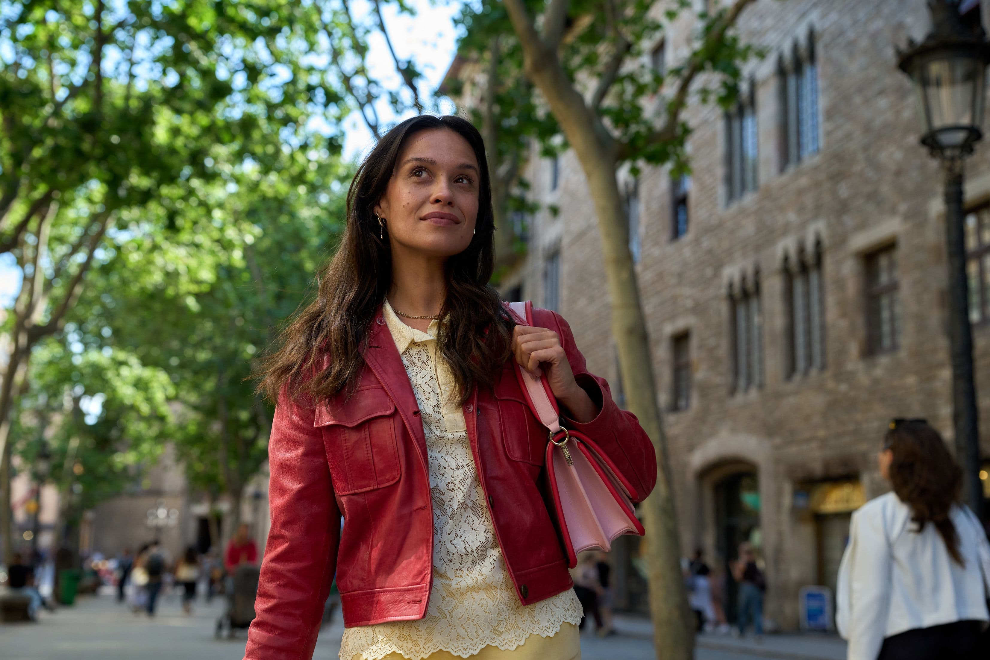 Holly Mae Brood en el rodaje de la serie 'La Vida Barcelona' en 2026