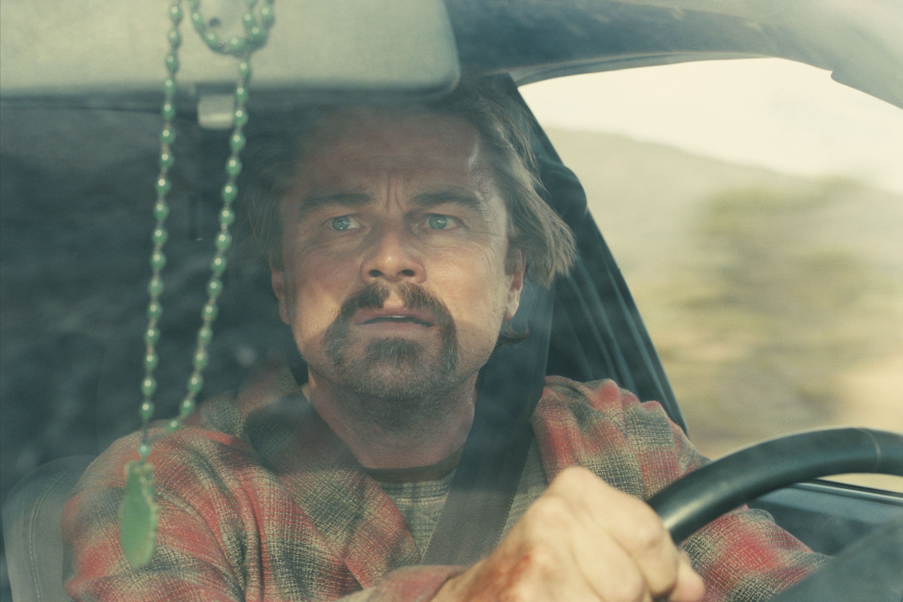 El actor. Leonardo DiCaprio en un fotograma de 'Una batalla tras otra', de Paul Thomas Anderson