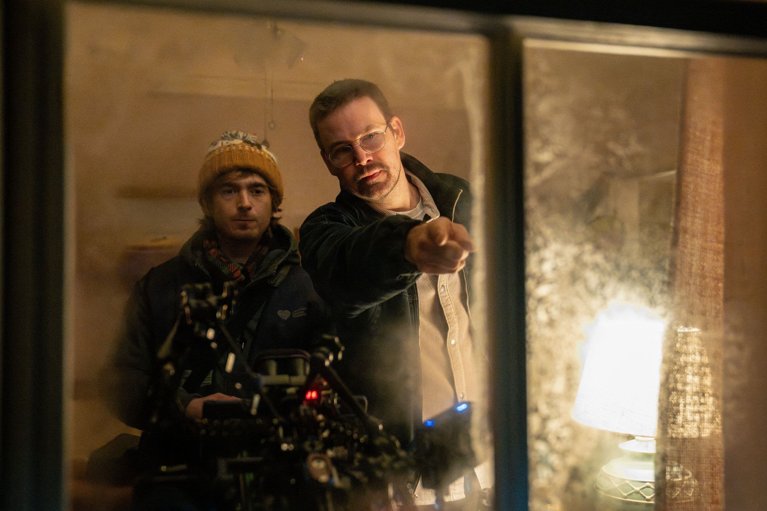 El director Zach Cregger y el actor Austin Abrams en el set de rodaje de 'Resident Evil'