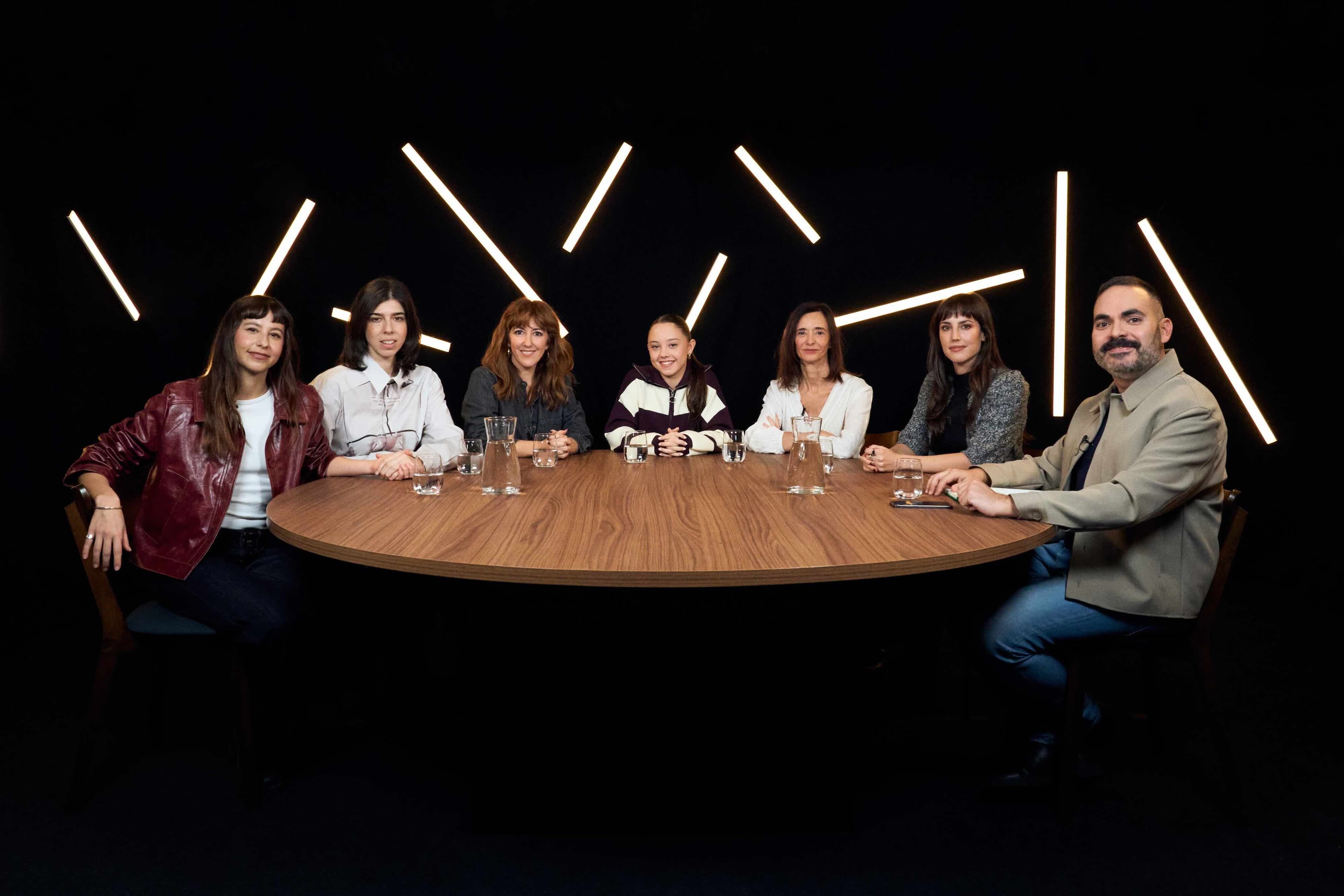 Irene Escolar, Julia de Castro, Betsy Túrnez, Carla Quílez, Ana Torrent, Natalia de Molina y David Martos, en la Mesa Redonda de Kinótico 2025 dedicada a las actrices de reparto de las series