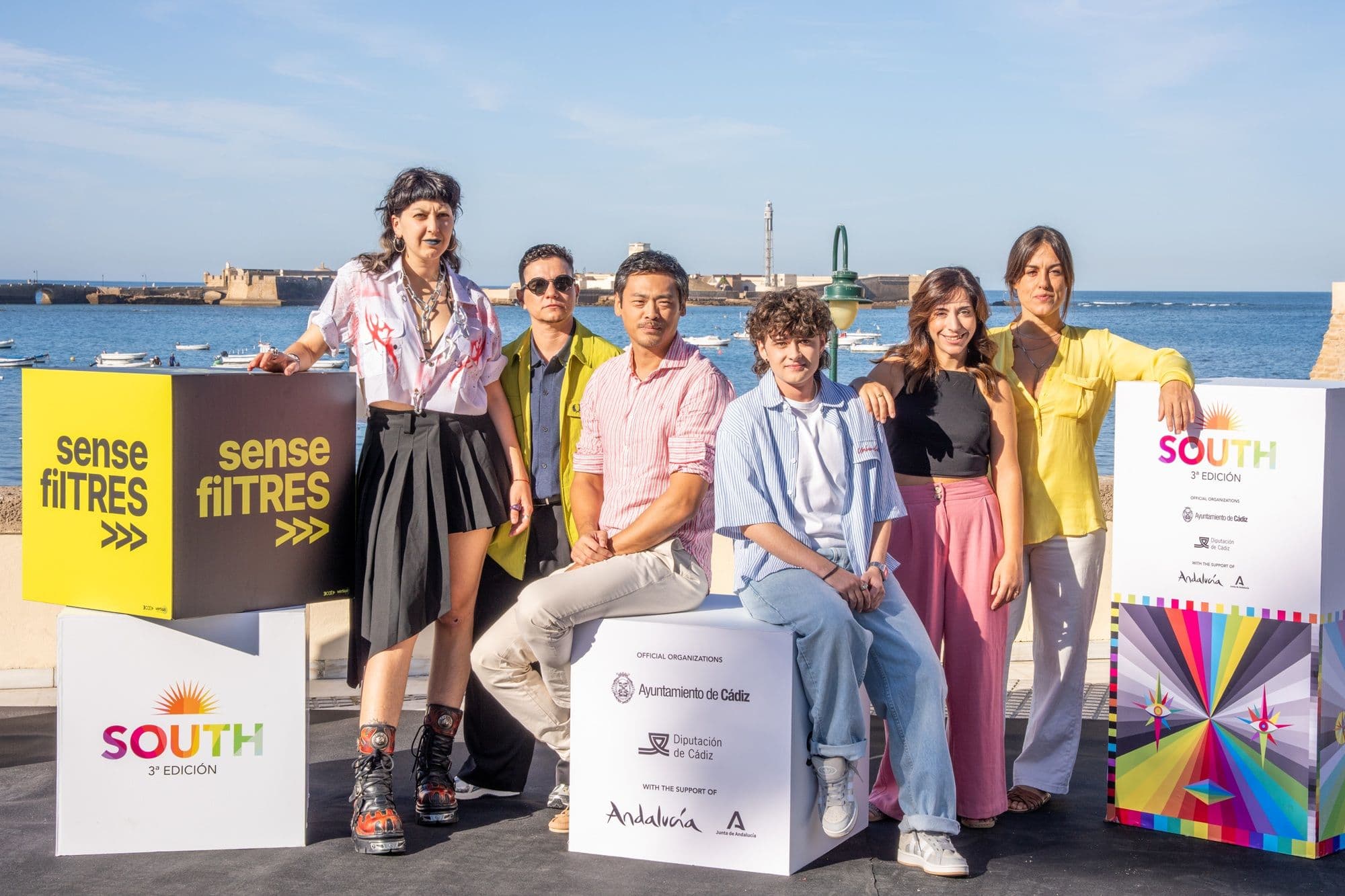 Ainhoa Bolaños, Afioco Gnecco, Jiajie Yu Yan, Nico Ariso, Sandra Reina y Amaya Izquierdo posan en La Caleta