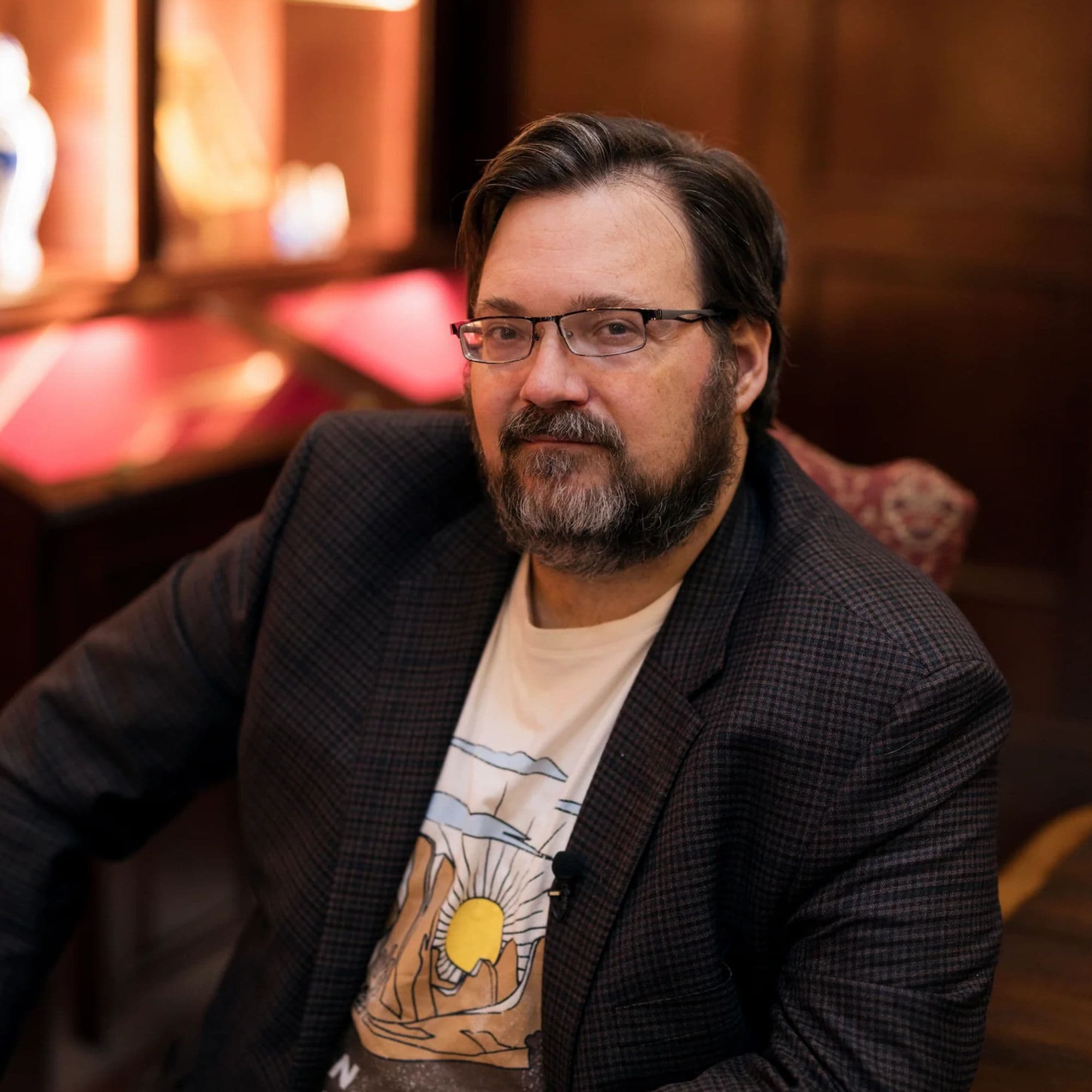 Posado del escritor Brandon Sanderson, autor de la saga 'Nacidos de la bruma'