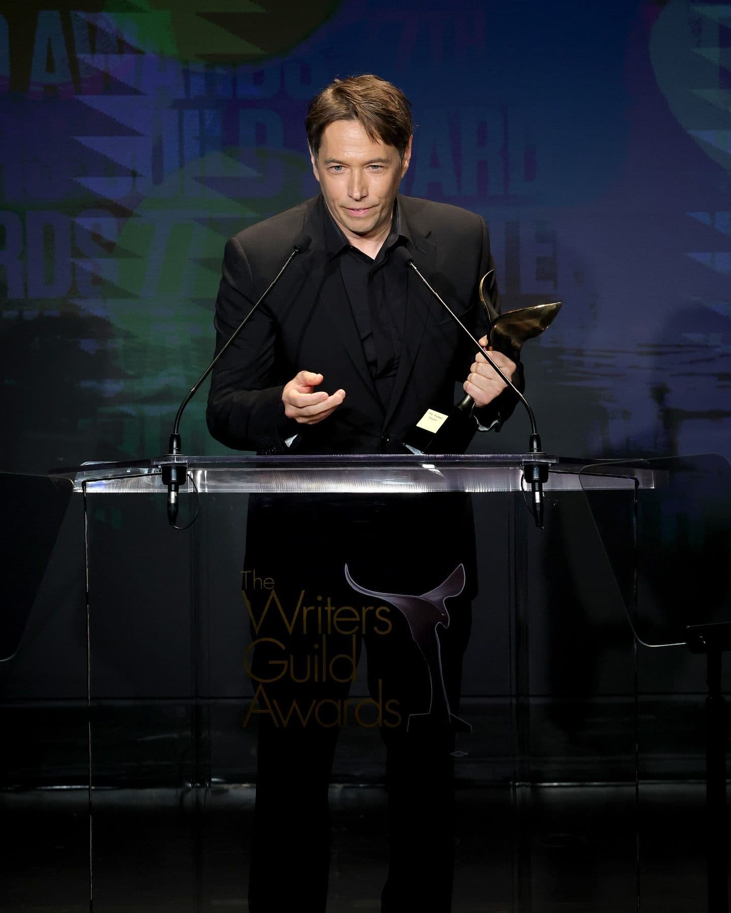 El director Sean Baker agradece el WGA 2025 al Mejor Guion original para 'Anora'