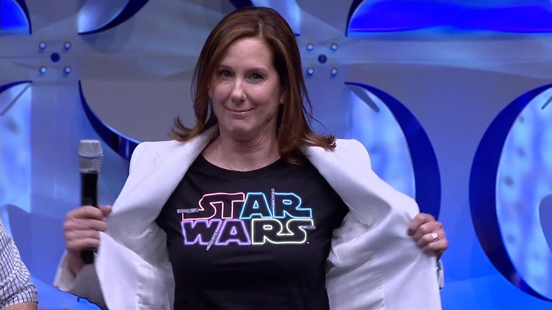 Kathleen Kennedy posa con una camiseta de Star Wars en una convención de la franquicia en 2018