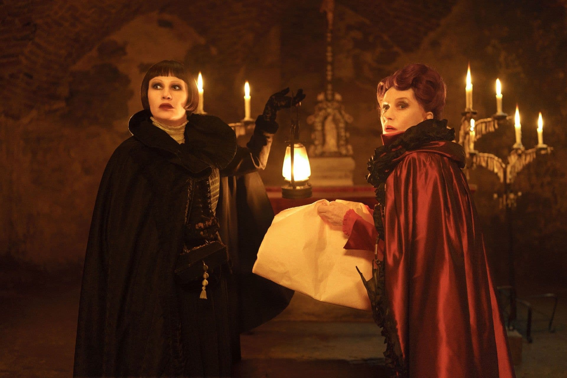 Las actrices Isabelle Huppert (d) y Birgit Minichmayr, en un fotograma promocional de 'The Blood Countess'