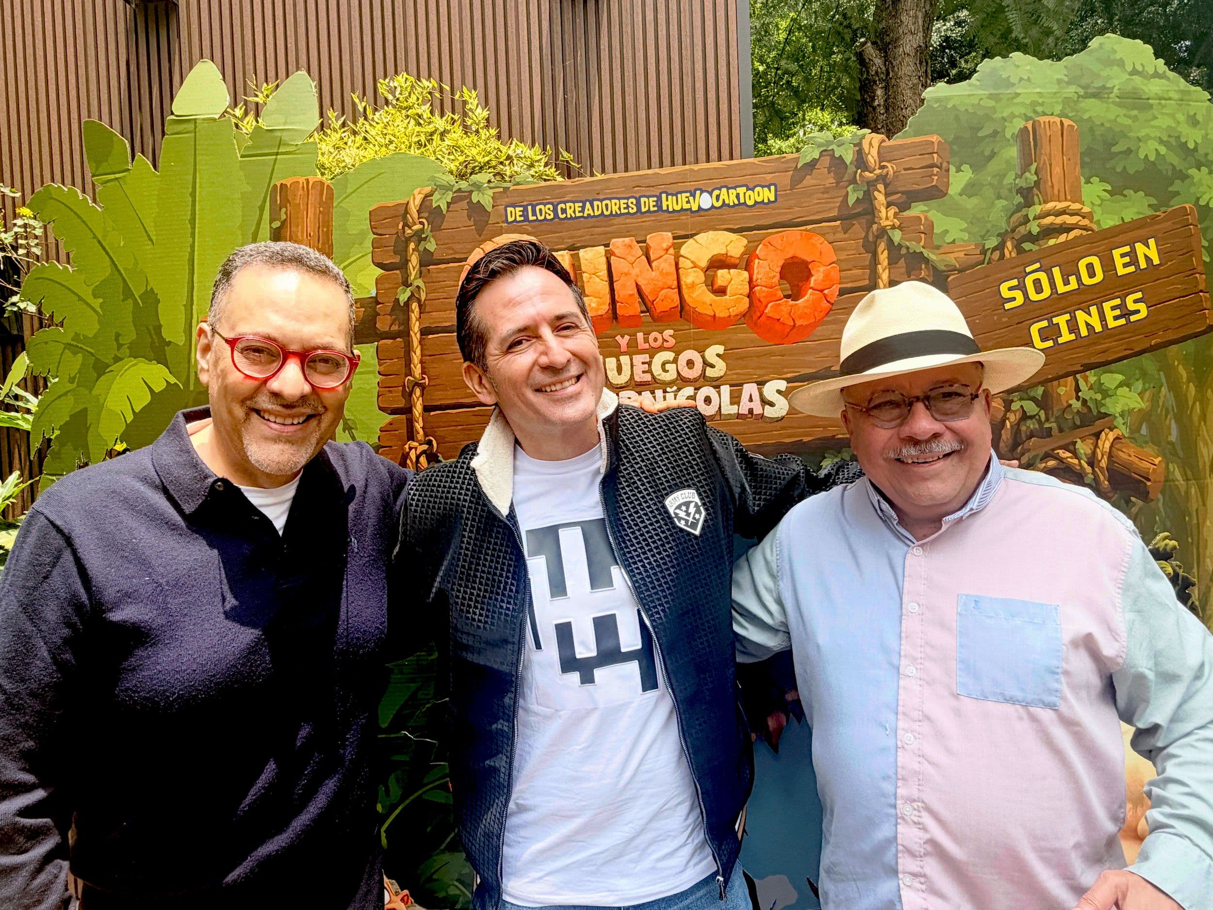 El actor de doblaje Mario Filio, el director Rodolfo Riva Palacio y Humberto Vélez, parte del elencto de 'Gungo y los Juegos Cavernícolas' en CDMX, agosto 2026