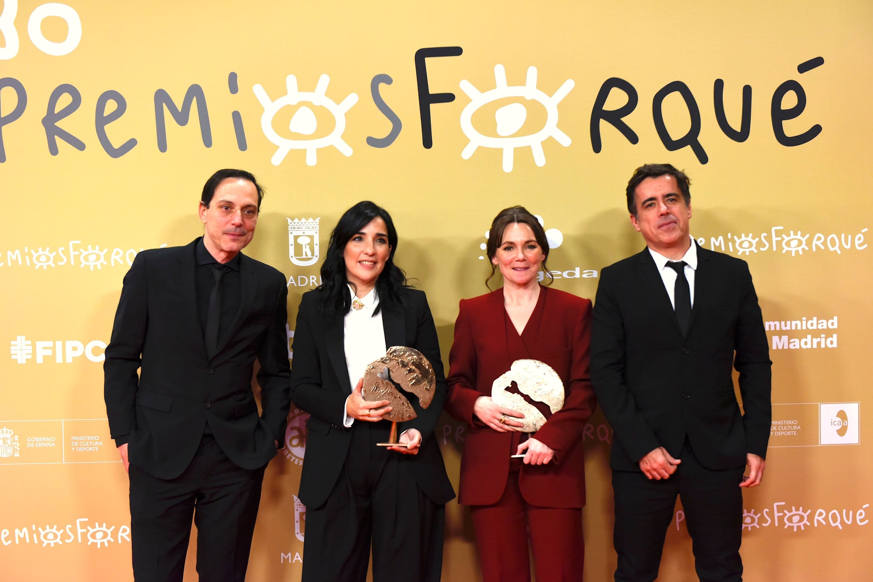 Posado del equipo de 'Querer' en los Premios Forqué 2024 con los premios a Mejor Serie y Mejor Actriz de una serie