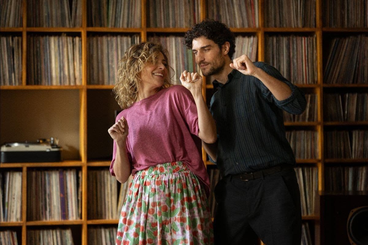 Jasmine Trinca y Louis Garrel bailan en un fotograma de 'Sucederá esta noche', de Nanni Moretti