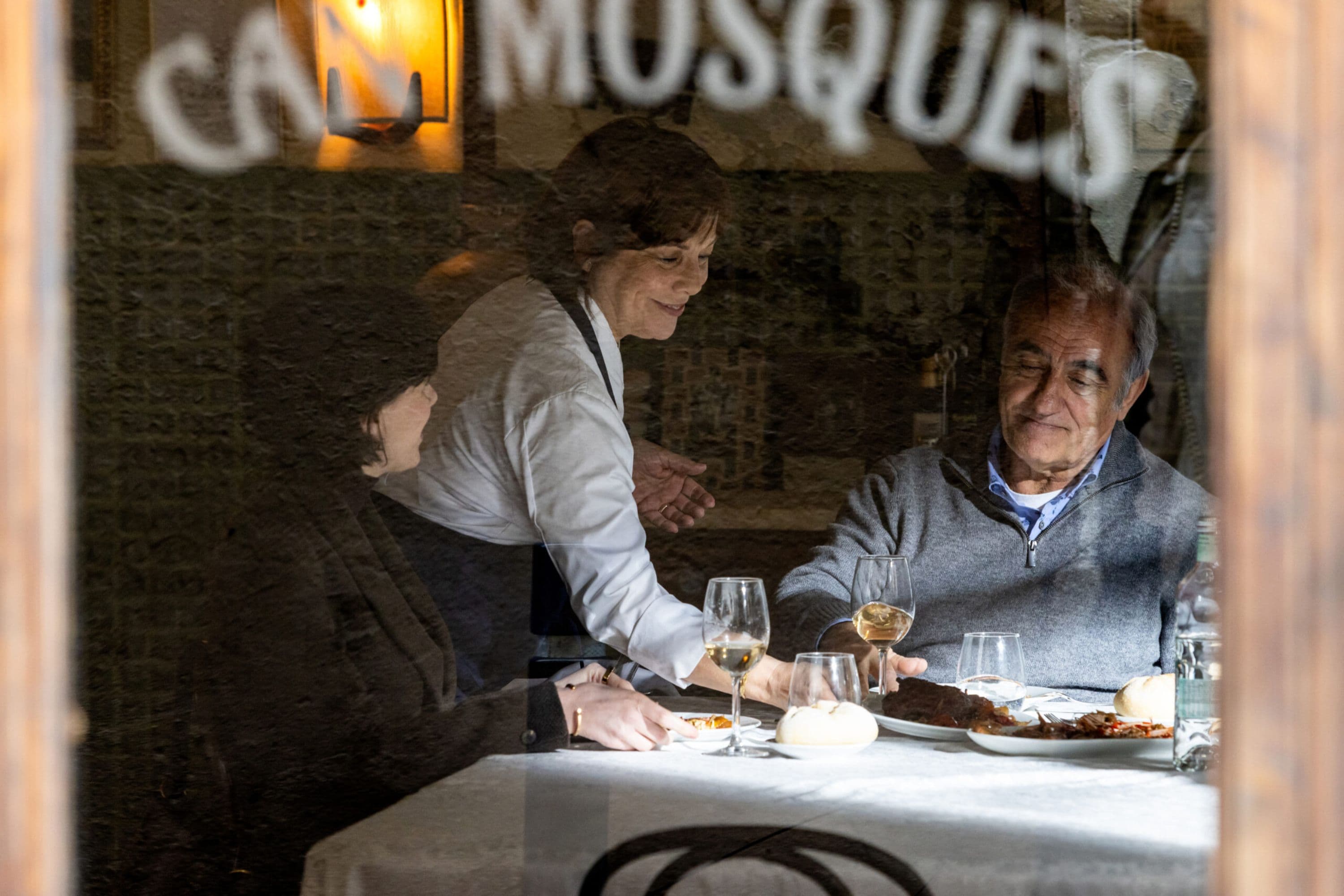 Francesc Orella, Alba Guilera y Lluïsa Castell en un fotograma de la serie 'Ravalear' (2026)