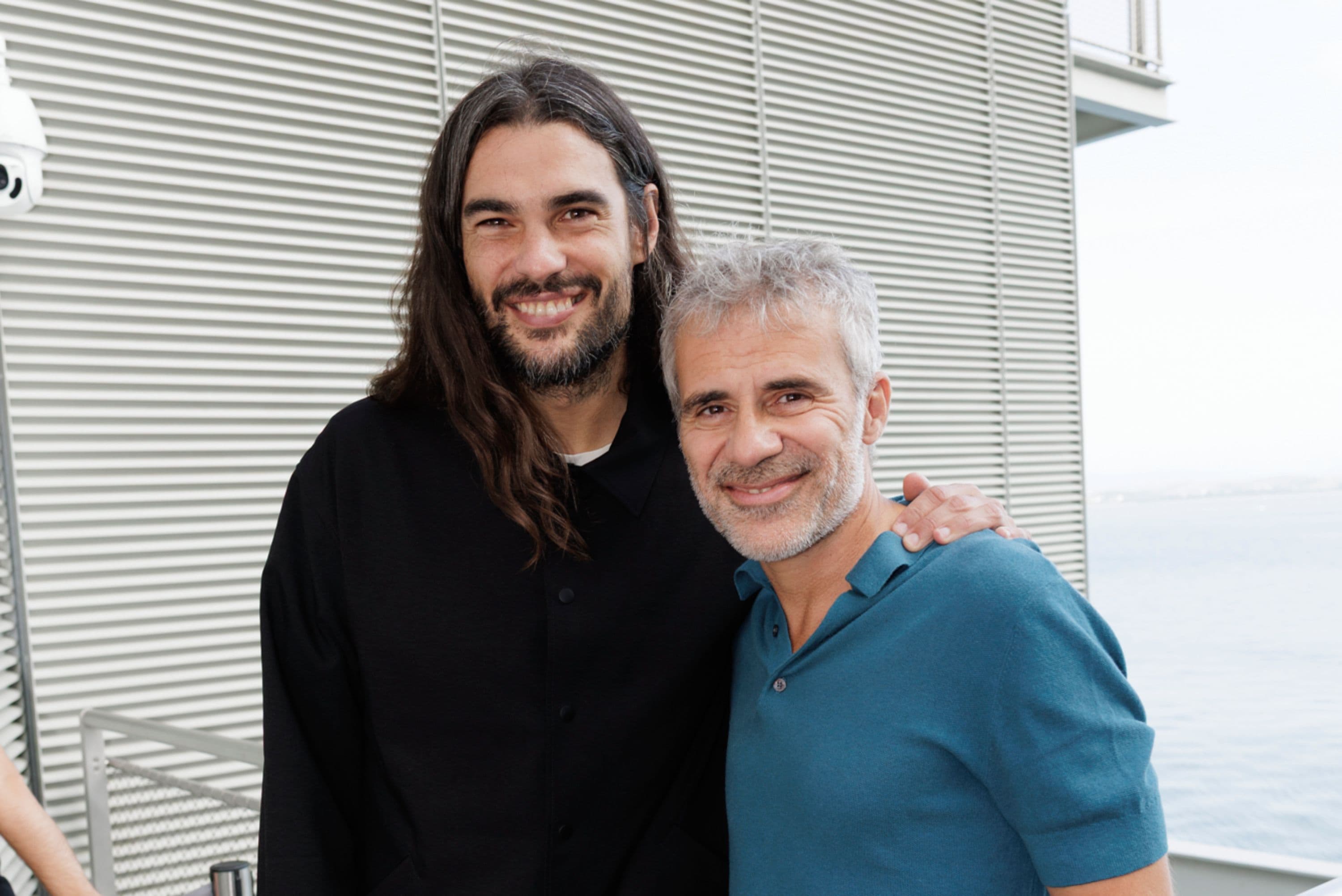 El productor Domingo Corral y el director Oliver Laxe en el Festival de Cine de Santander 2025