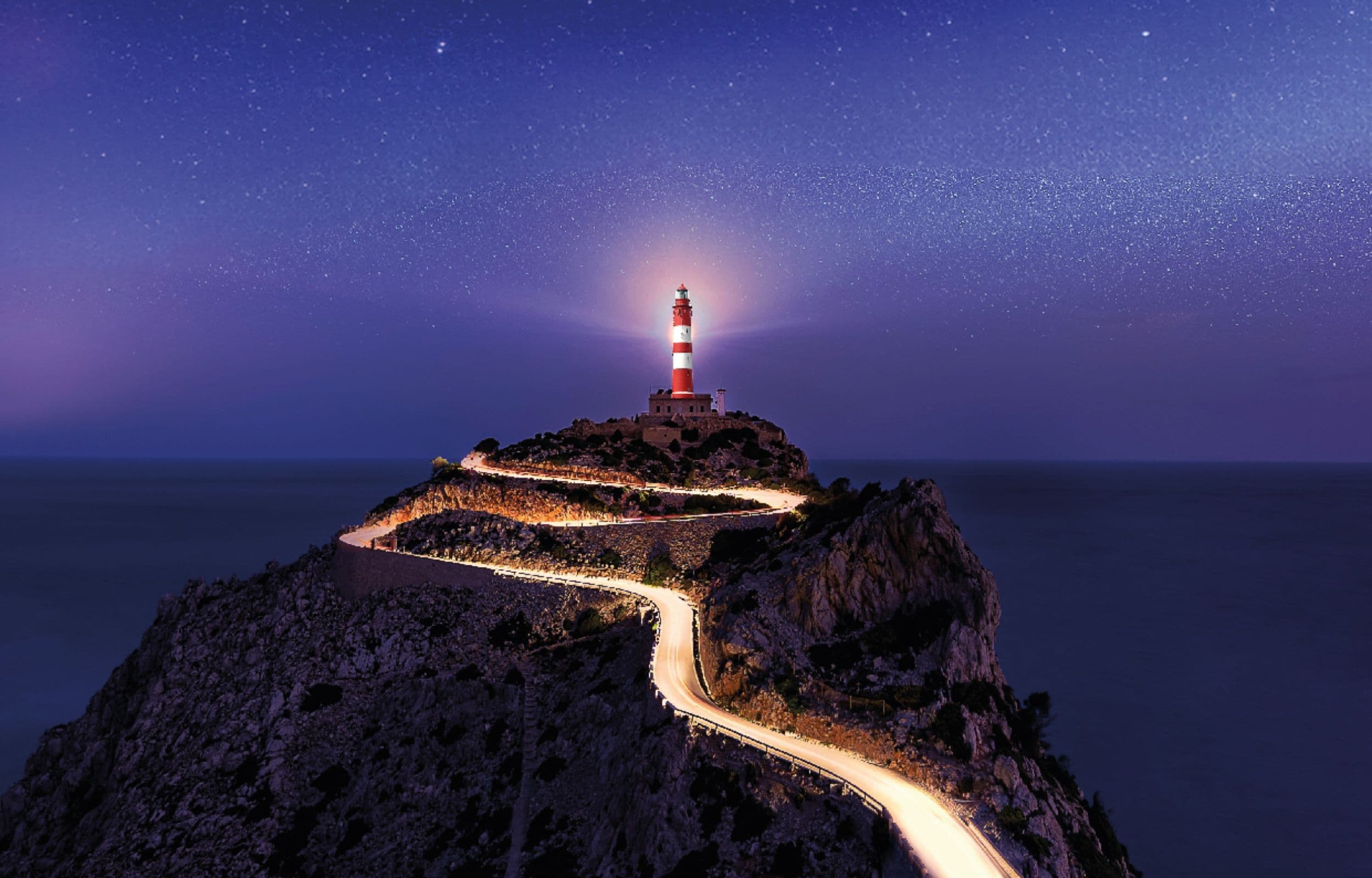 Imagen promocional de Shooting in Spain con el faro de Formentor (Mallorca)