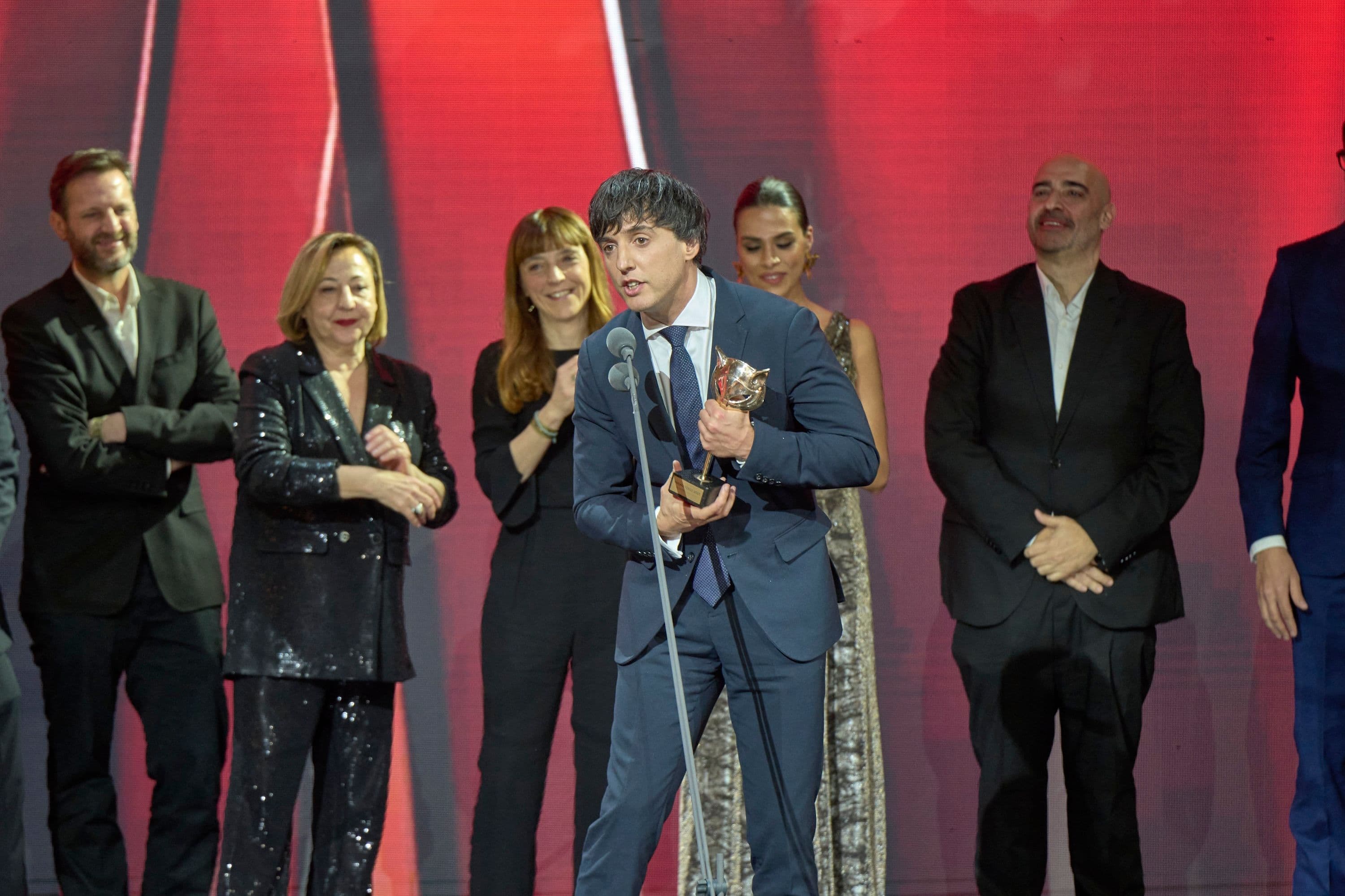 Diego San José, rodeado por Carmen Machi y el resto del equipo de 'Celeste', agradece el Feroz 2025 a la Mejor Serie de comedia