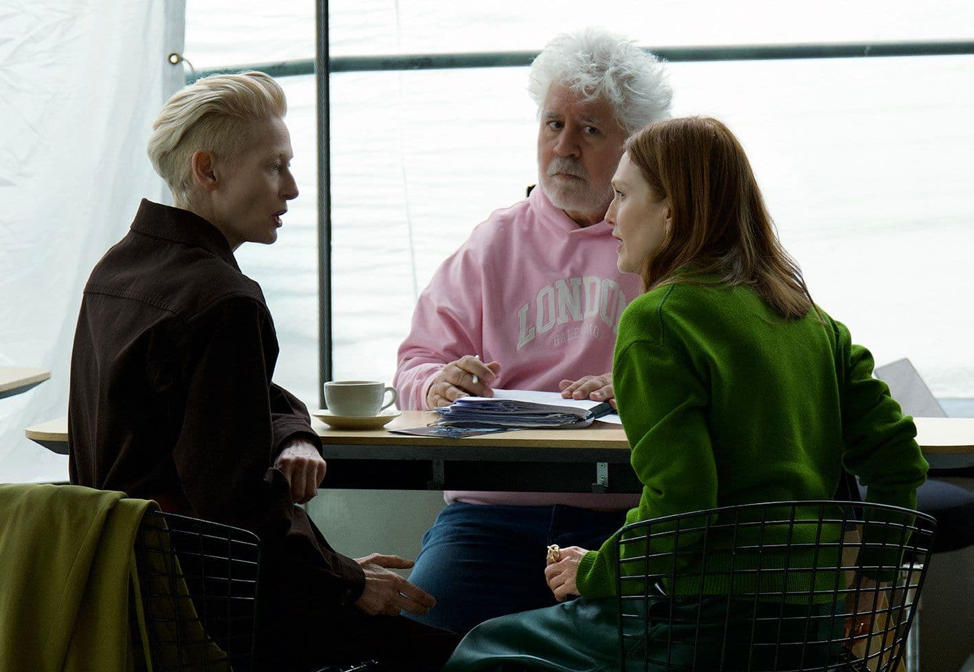 Tilda Swinton, Pedro Almodóvar y Julianne Moore, durante el rodaje de 'La habitación de al lado'