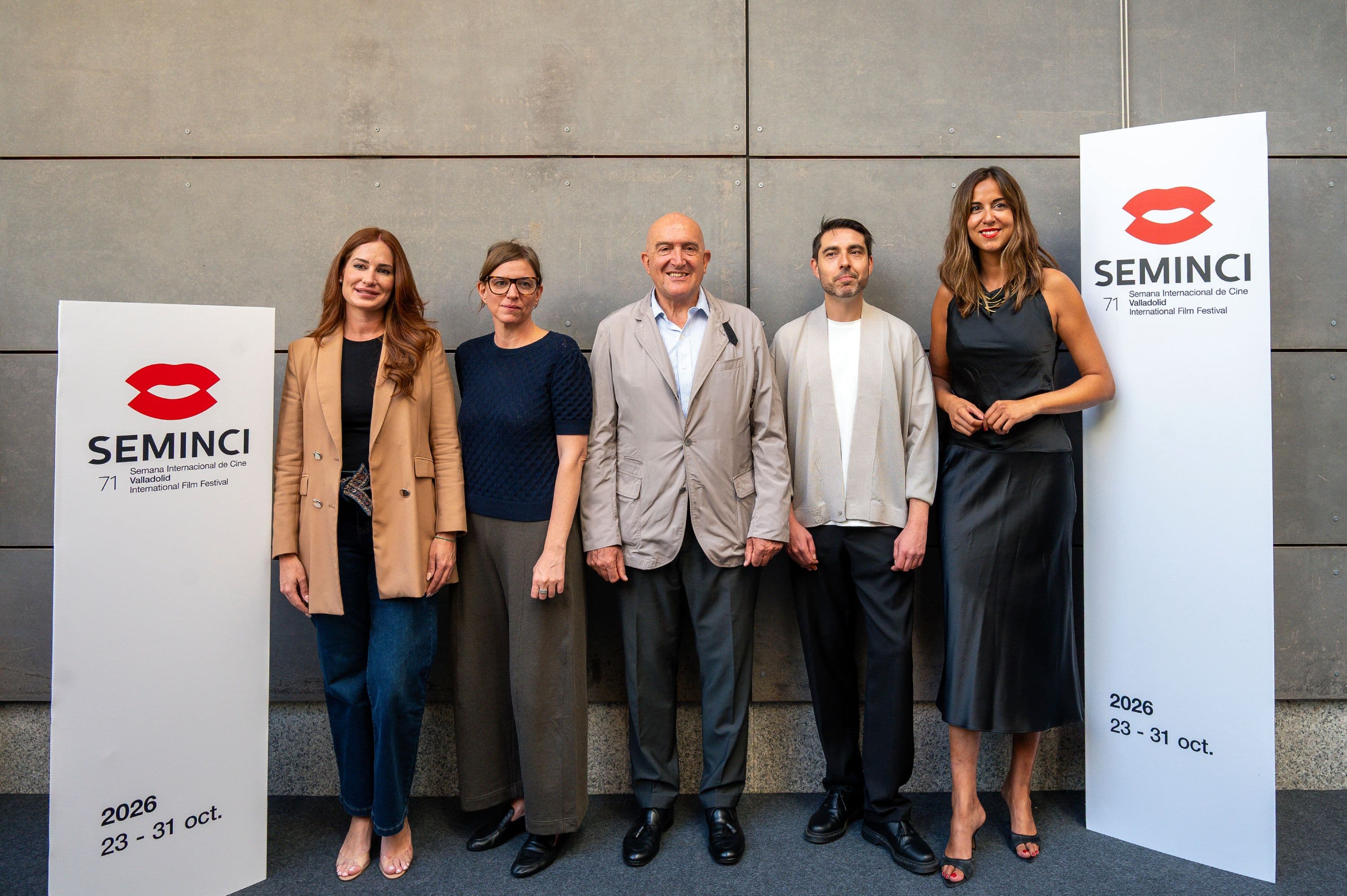 Los codirectores del Festival de Valladolid, Mariona Viader y Javier H. Estrada, junto al alcalde de Valladolid, Jesús Julio Carnero, y el resto de personalidades asistente al acto de presentación de la Seminci 2026 en Madrid, en septiembre de 2026