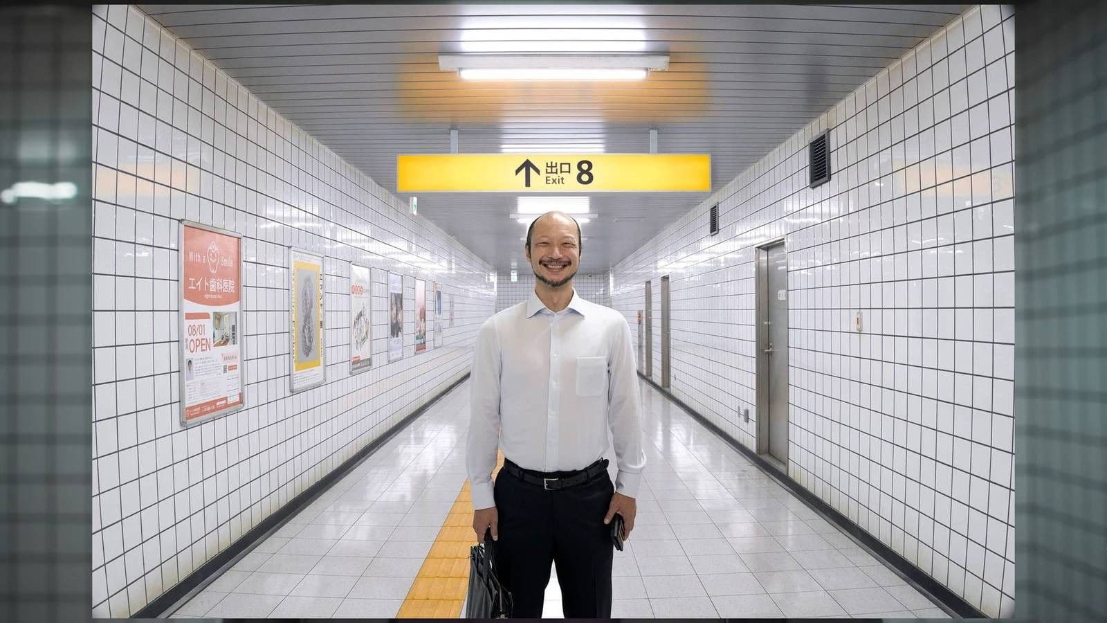 Yamato Kochi en un fotograma promocional de 'Exit 8', de Genki Kawamura