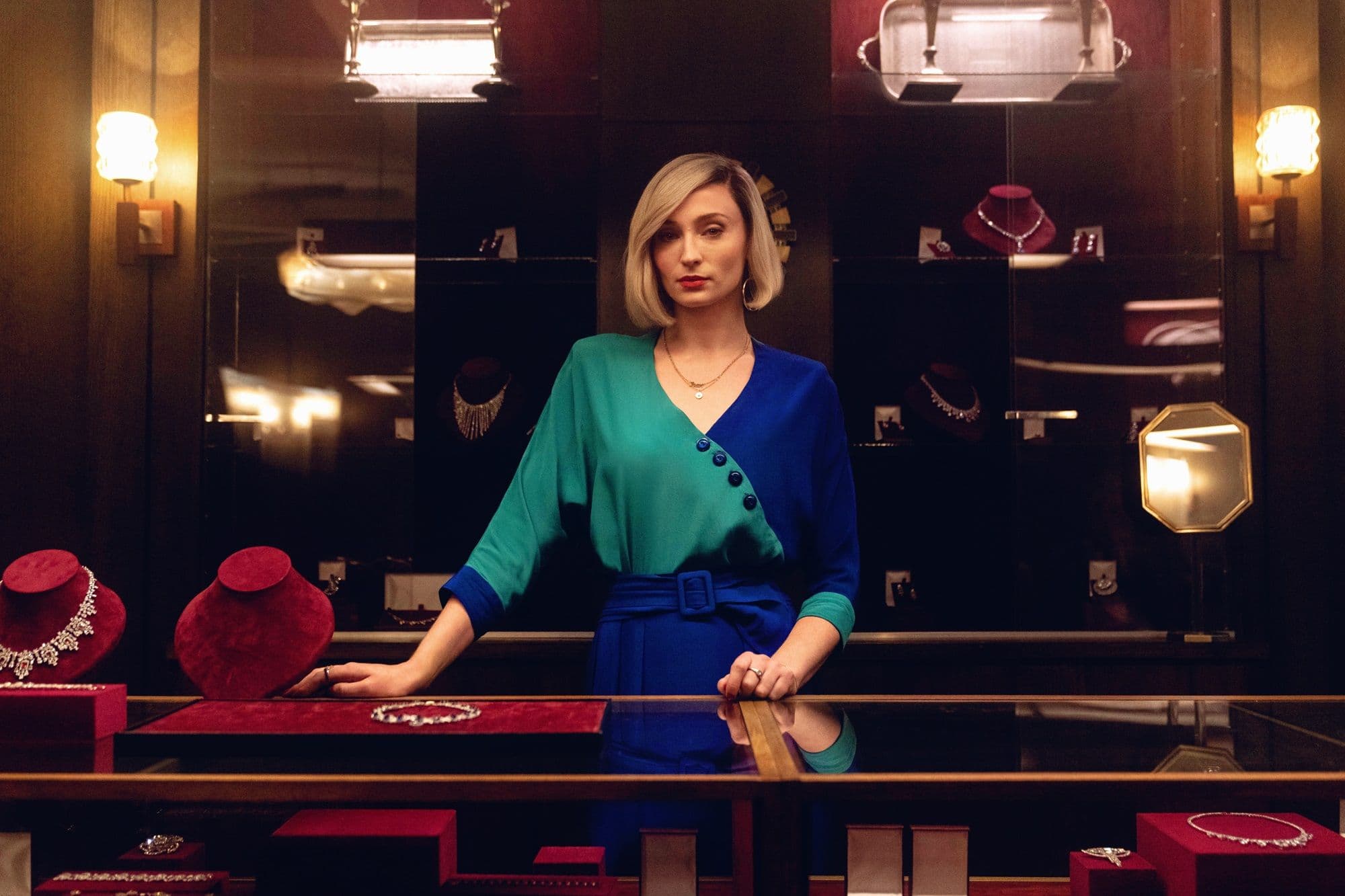 Sophie Turner caracterizada como Joan Hannington en 'Joan'