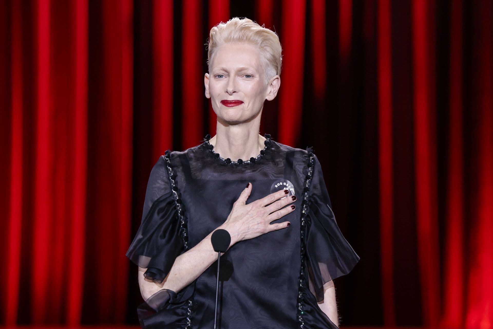 Tilda Swinton en el escenario del Festival de San Sebastián en el acto de entrega el Premio Donostia a Pedro Almodóvar