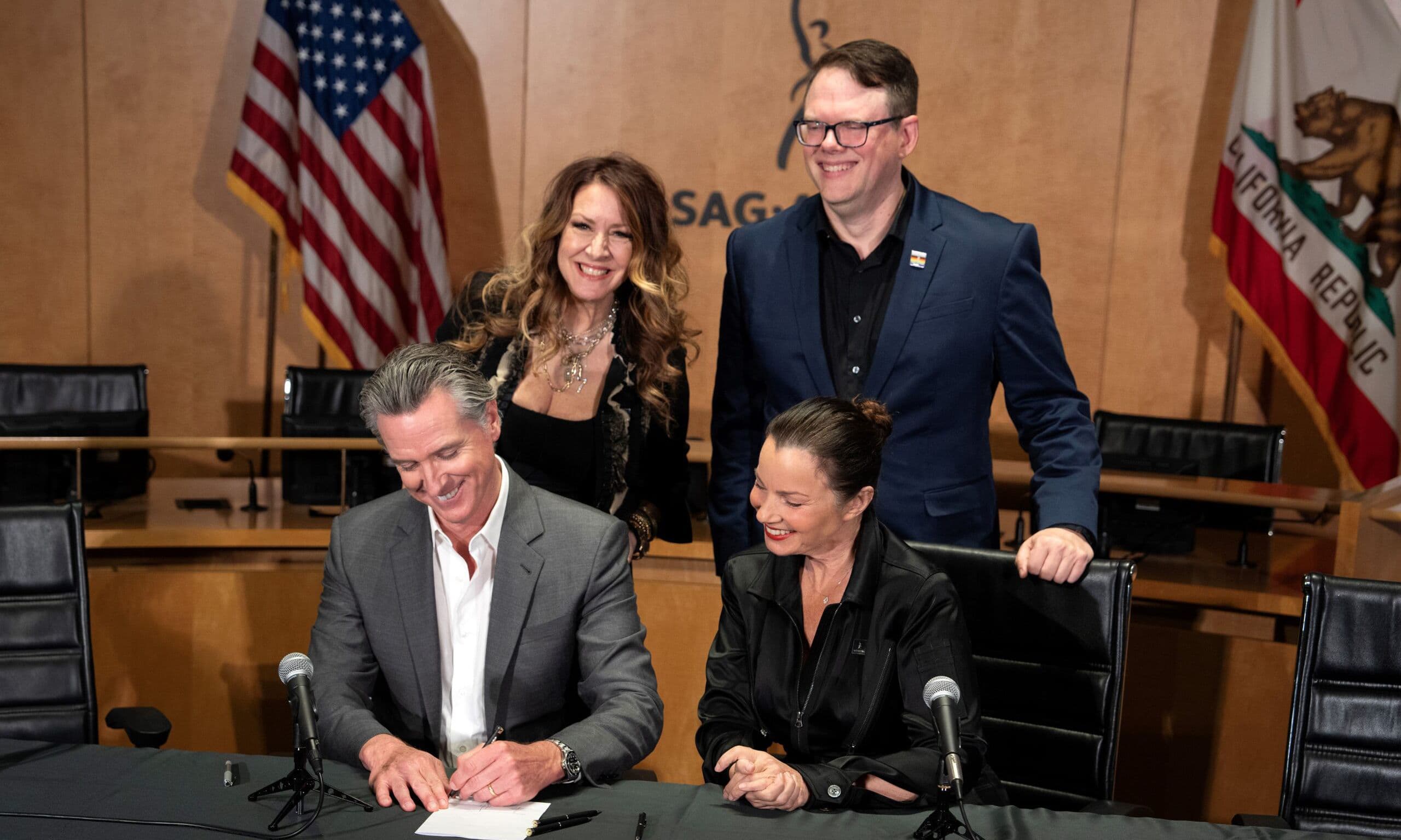 El gobernador de California, Gavin Newsom, firma dos proyectos de ley sobre inteligencia artificial ante Fran Drescher y otros dirigentes del sindicato SAG-AFTRA