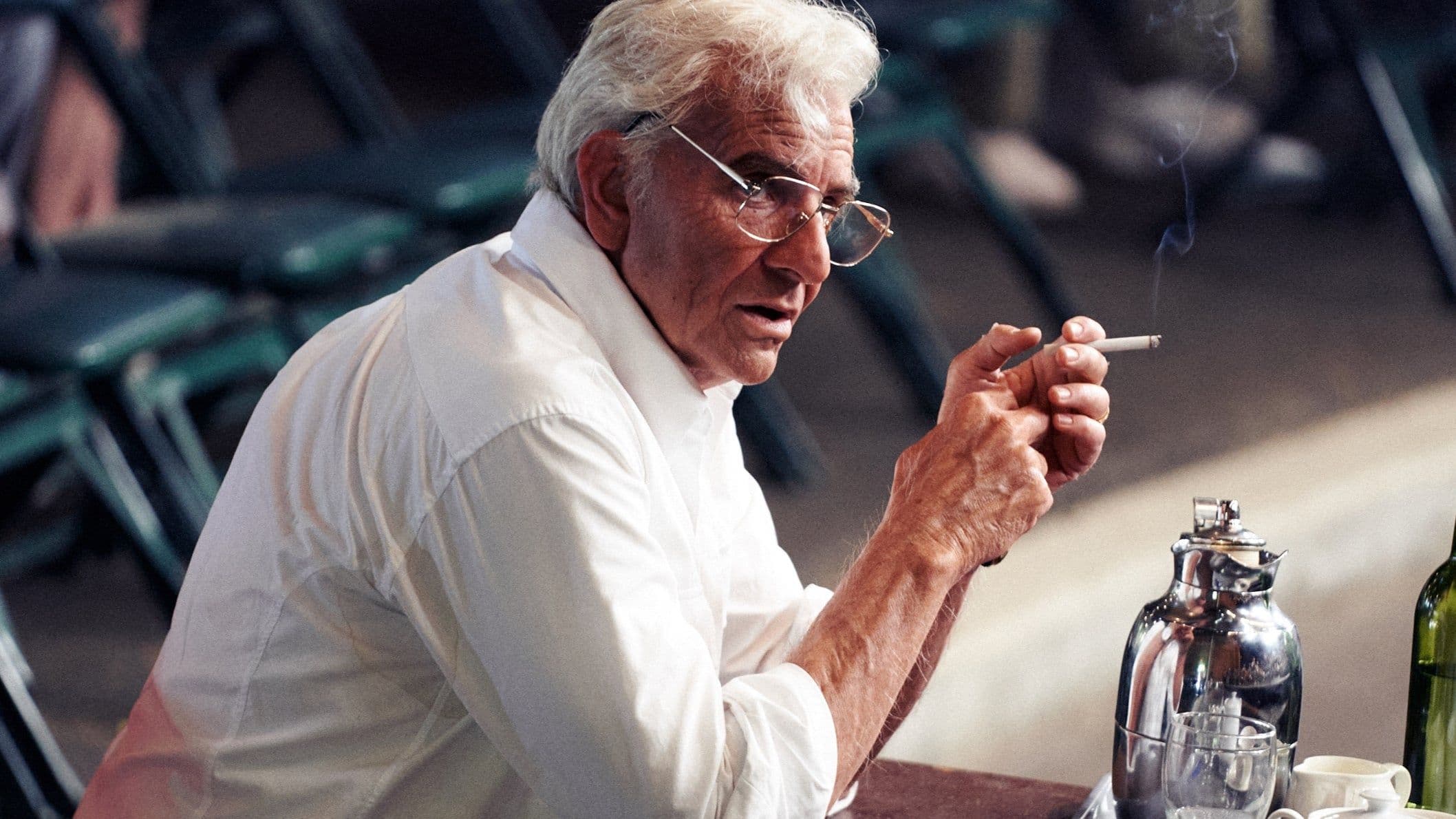 Fotograma de la película 'Maestro', con Bradley Cooper caracterizado como Leonard Bernstein