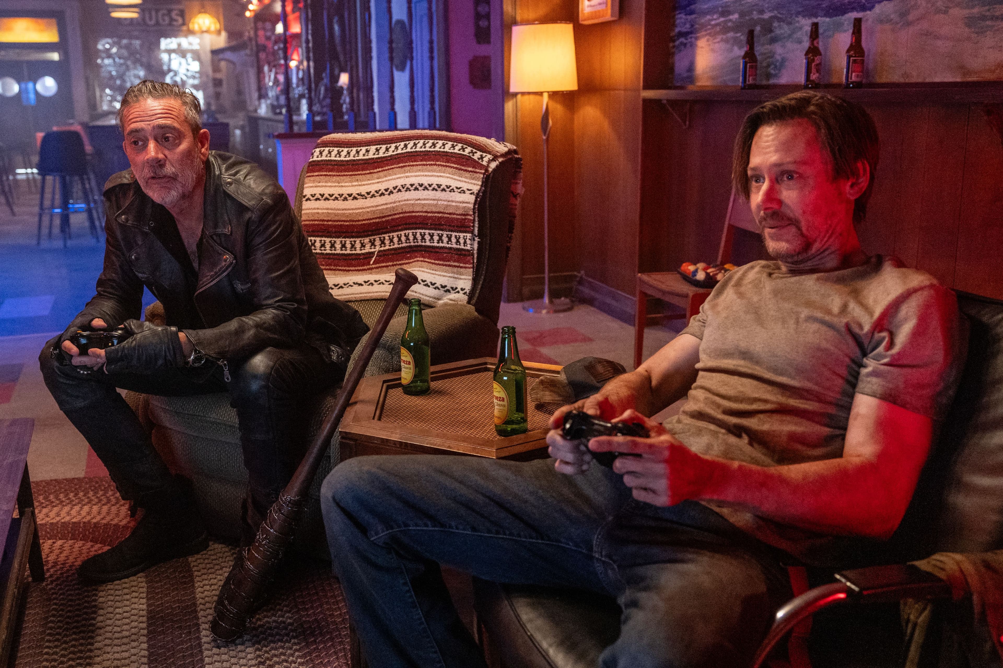 Jimmi Simpson y Jeffrey Dean Morgan en un fotograma de la tercera temporada de 'Dead City'