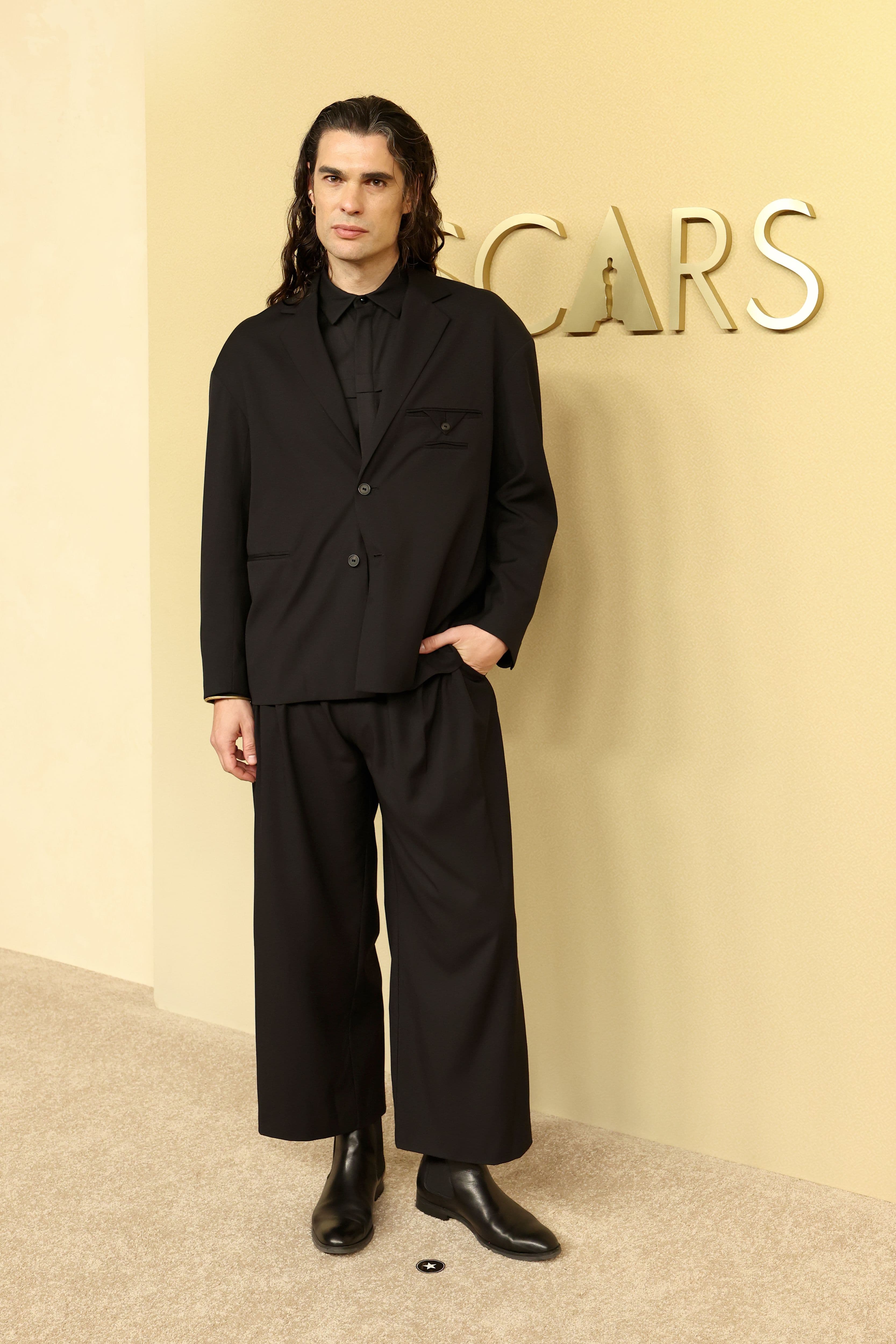 El director Oliver Laxe posa en el photocall del almuerzo de nominados de los Oscar