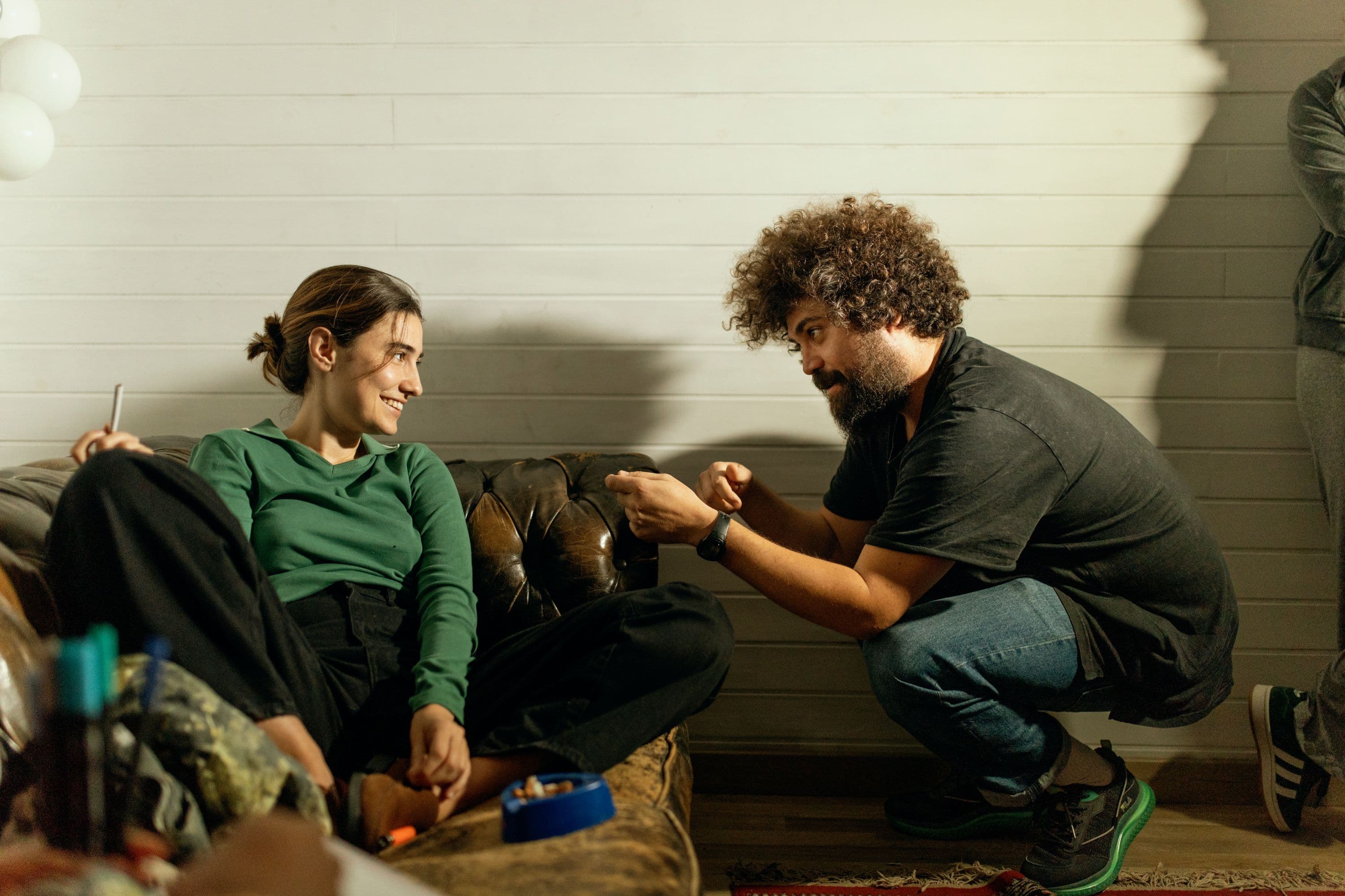 El director y guionista Miguel Ángel Blanca le da instrucciones a Berta Prieto durante el rodaje de la serie 'Segunda temporada' (Filmin)