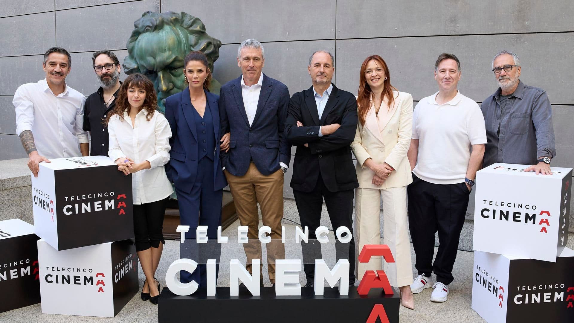 Carlos Librado 'Nene', Carlos Therón, Lucía Caraballo, Juana Acosta, Ghislain Barrois, Álvaro Augustin, Leonor Watling, Carlos Latre y Javier Fesser, en la presentación de Telecinco Cinema en la Academia de Cine en abril de 2026
