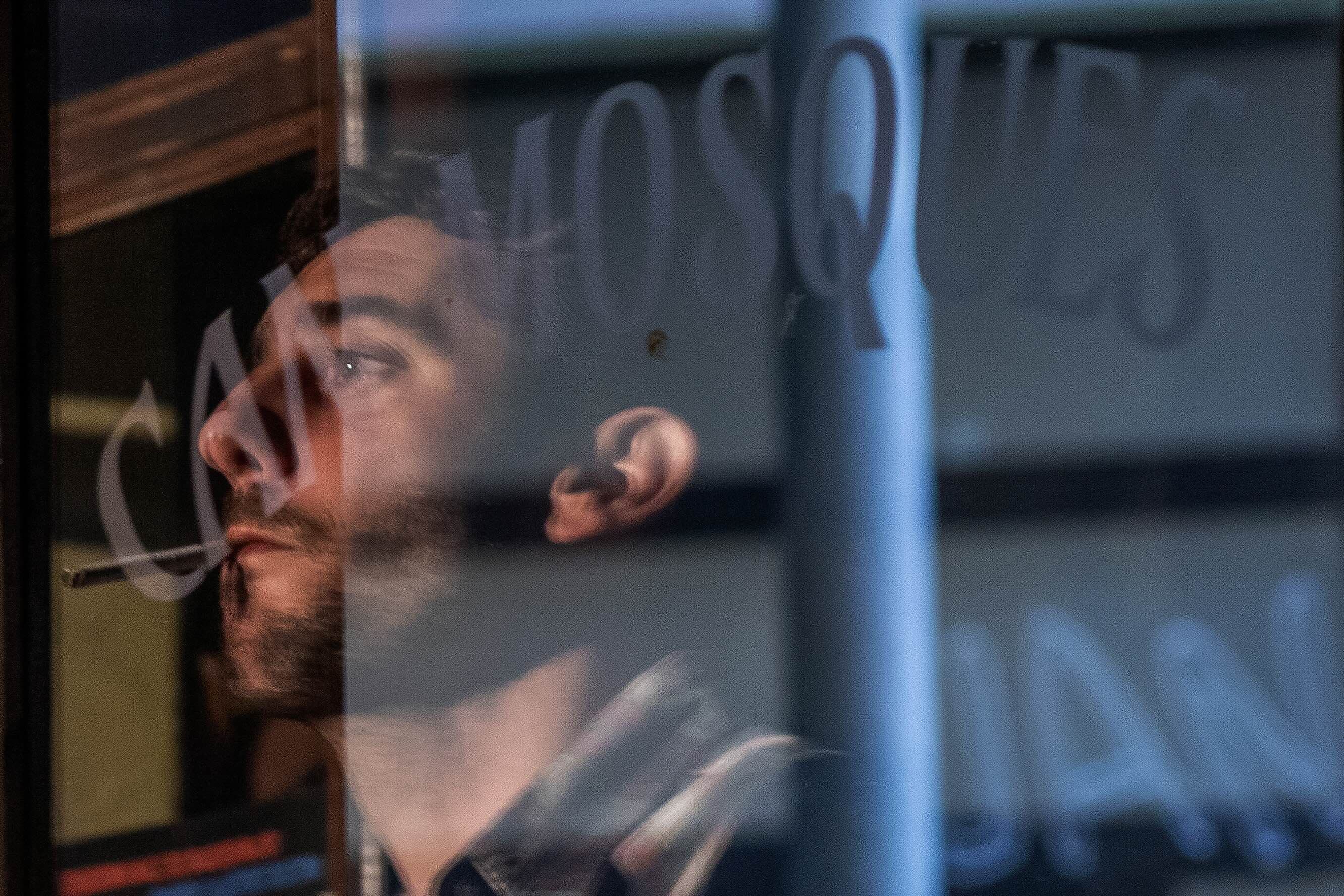 El actor Enric Auquer en un fotograma promocional de 'Ravalear', serie de HBO Max