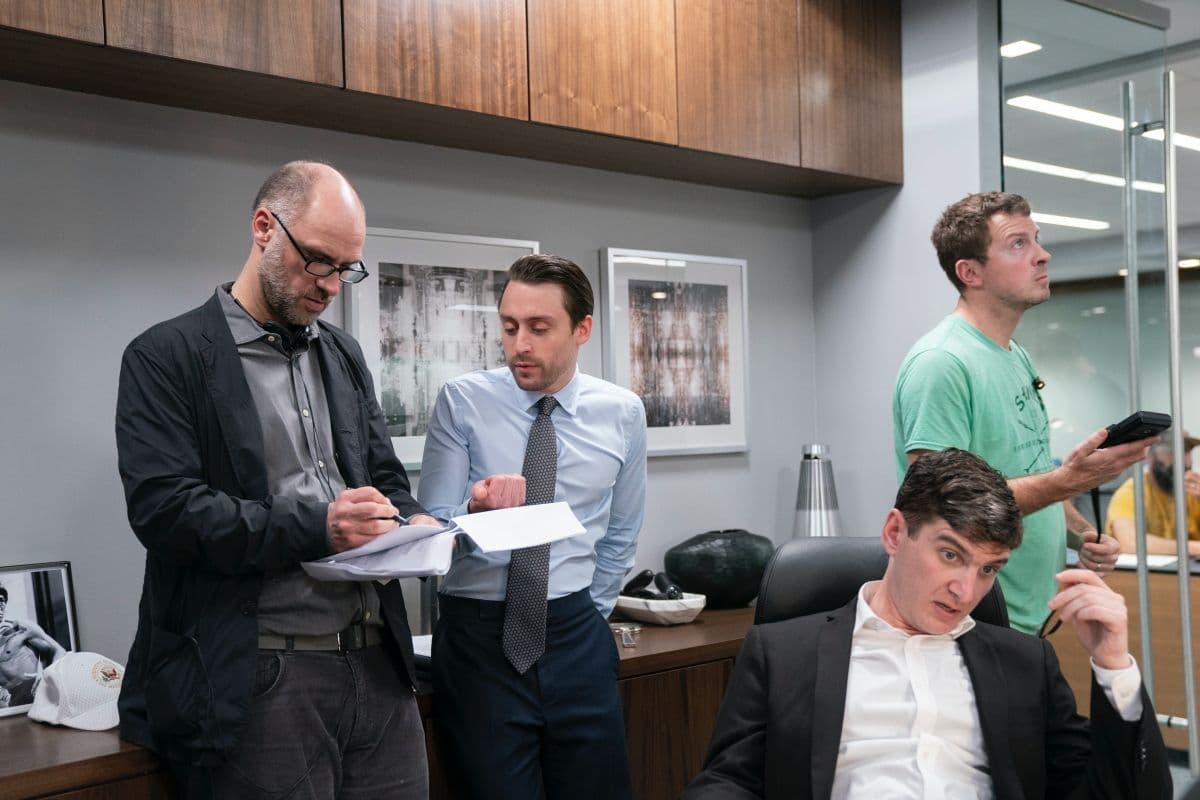Imagen del rodaje de la serie 'Succession' con Jesse Armstrong y Kieran Culkin.
