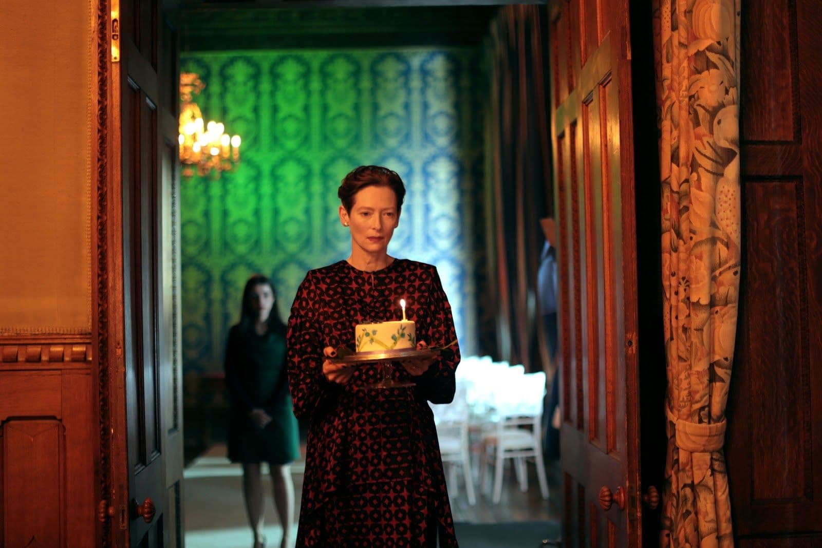 Fotograma de la película 'La hija eterna', de Joanna Hogg, con la actriz Tilda Swinton en primer plano