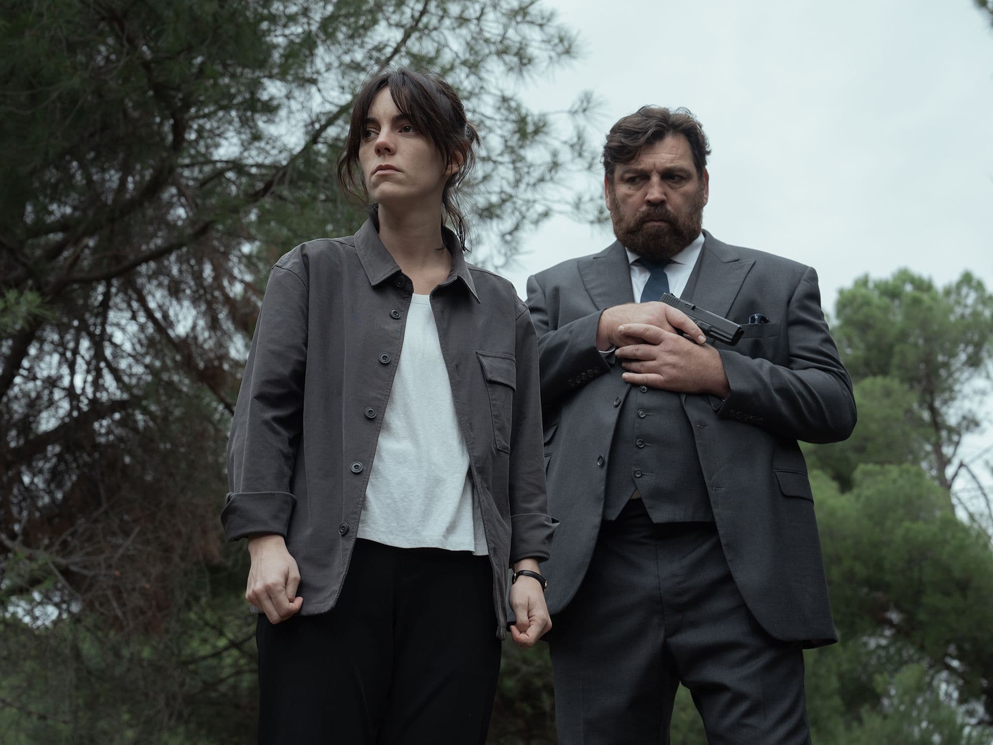 Los actores Victoria Luengo y Hovik Keuchkerian en una imagen promocional de la primera temporada de la serie 'Reina Roja'