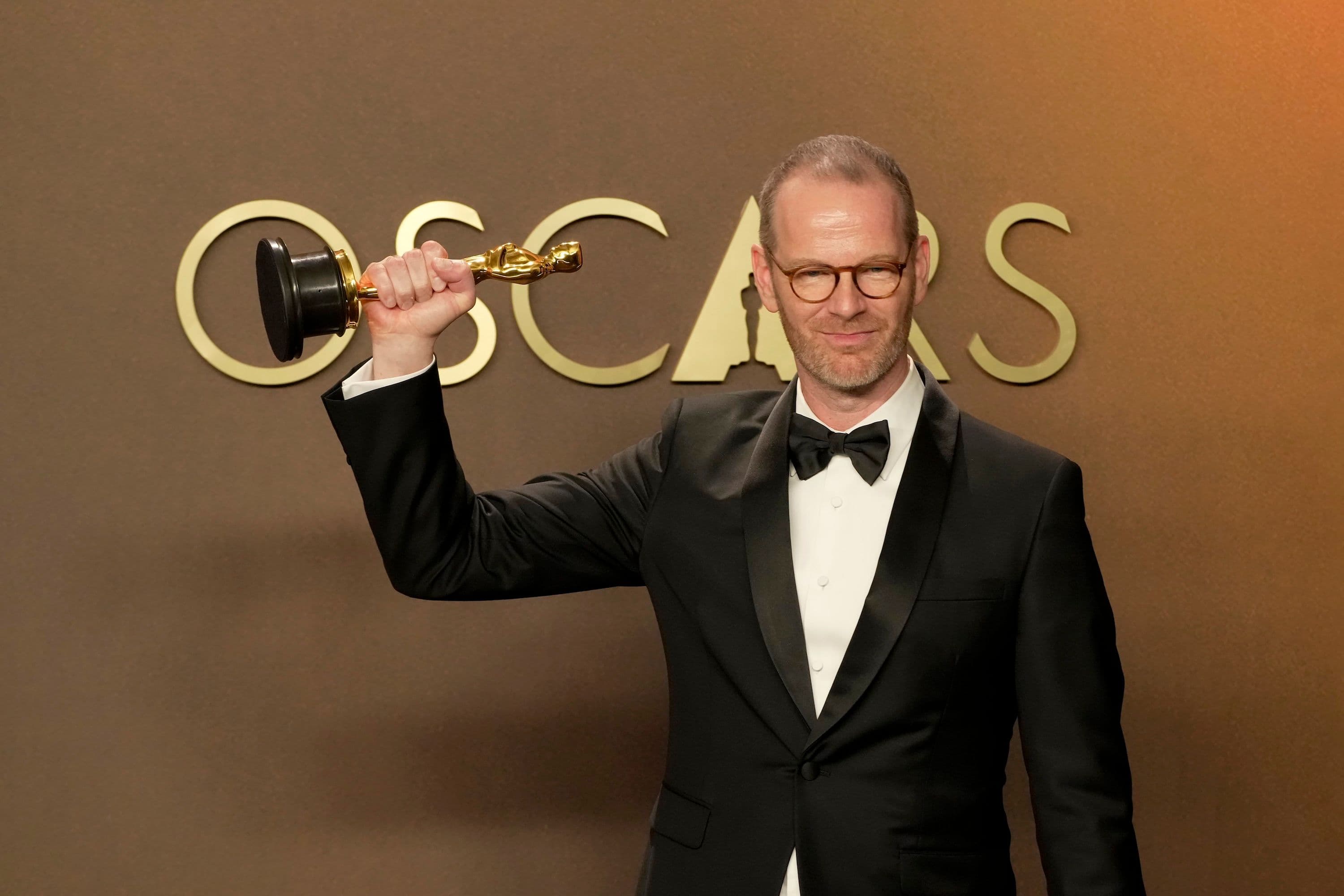 El director noruego Joachim Trier sostiene el Oscar a la Mejor Película internacional para 'Valor sentimental' tras la ceremonia 98 de los premios de la Academia, en marzo de 2026