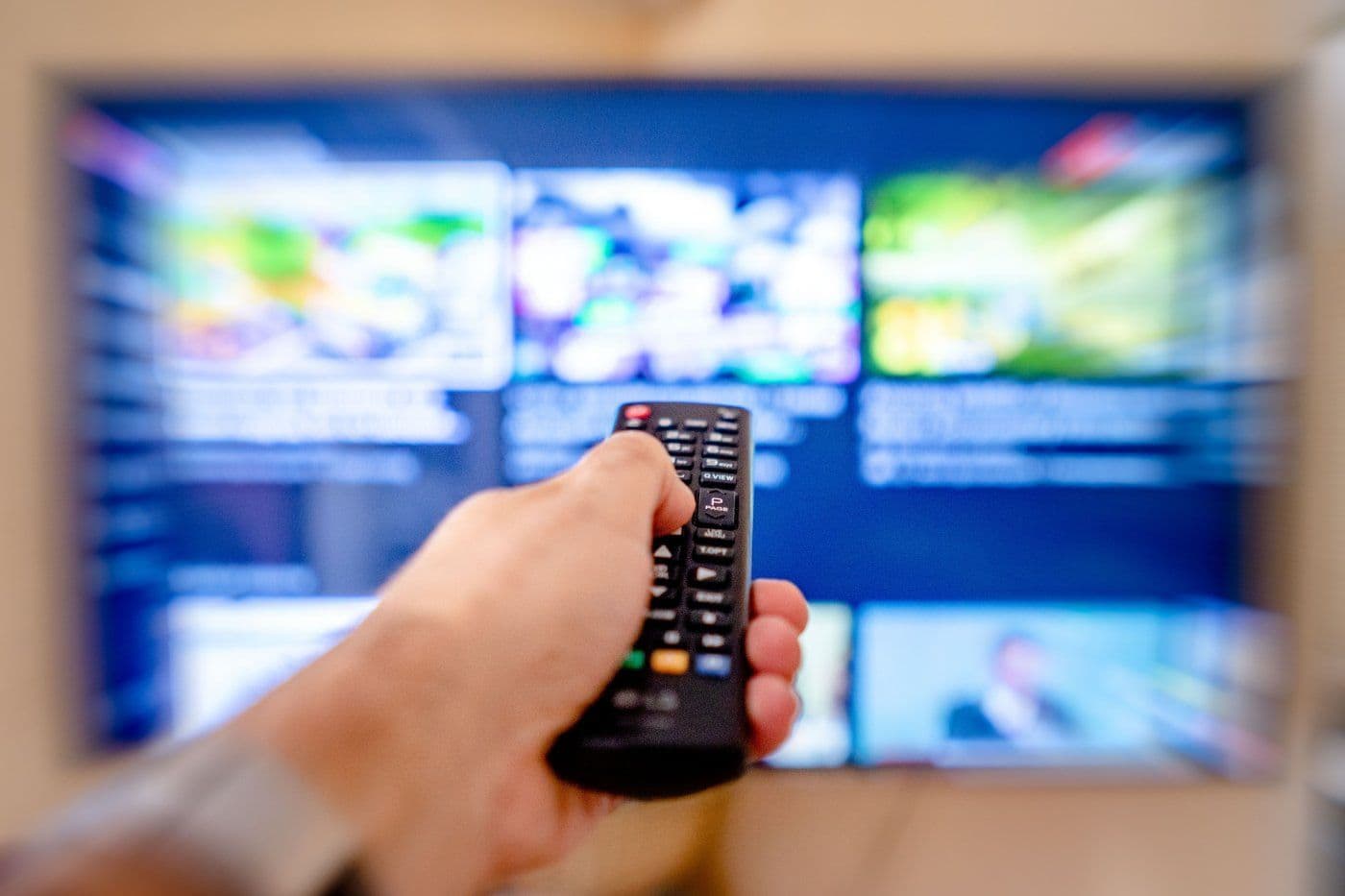Imagen de archivo de un mando a distancia y una pantalla de televisión