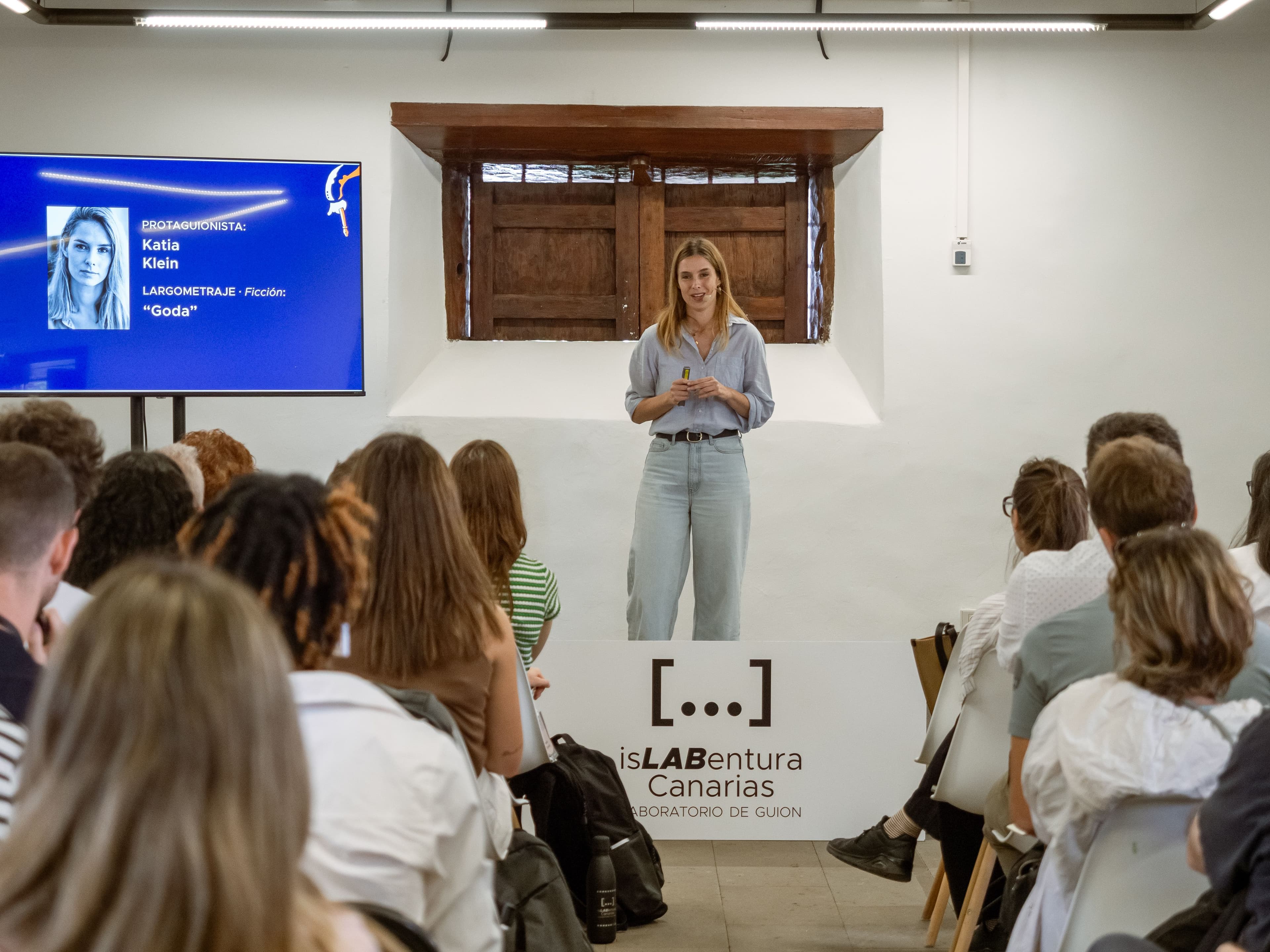 La guionista Katia Klein durante su sesión de 'pitch' en IsLABentura 2025