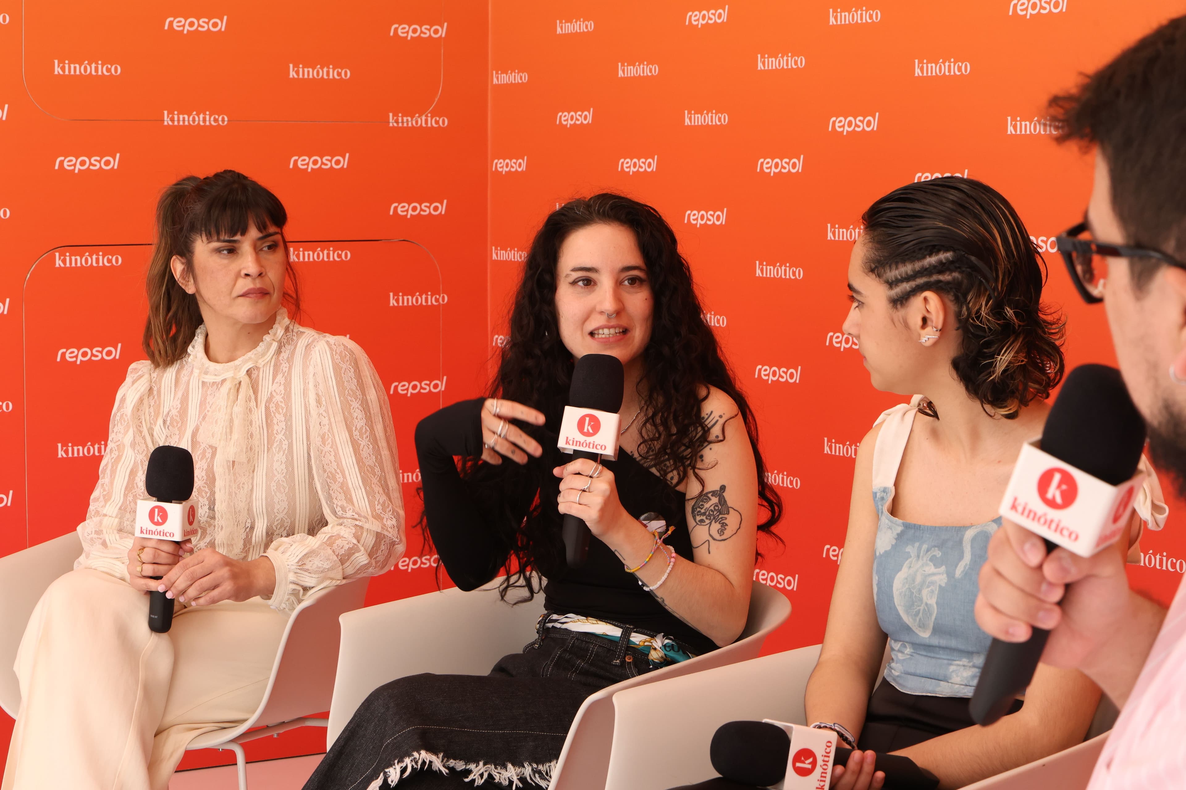 Janet Novás, Júlia de Paz y Kiara Arancibia en el set de Kinótico en el Festival de Málaga 2026
