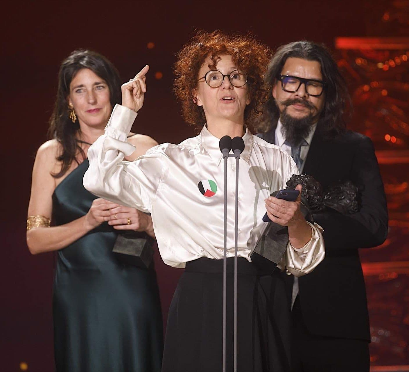 La cineasta Eva Valiño, junto a Diana Sagrista y Alejandro Castillo, recoge la estatuilla al Mejor Sonido en los Premios Goya 2025 por 'Segundo premio'