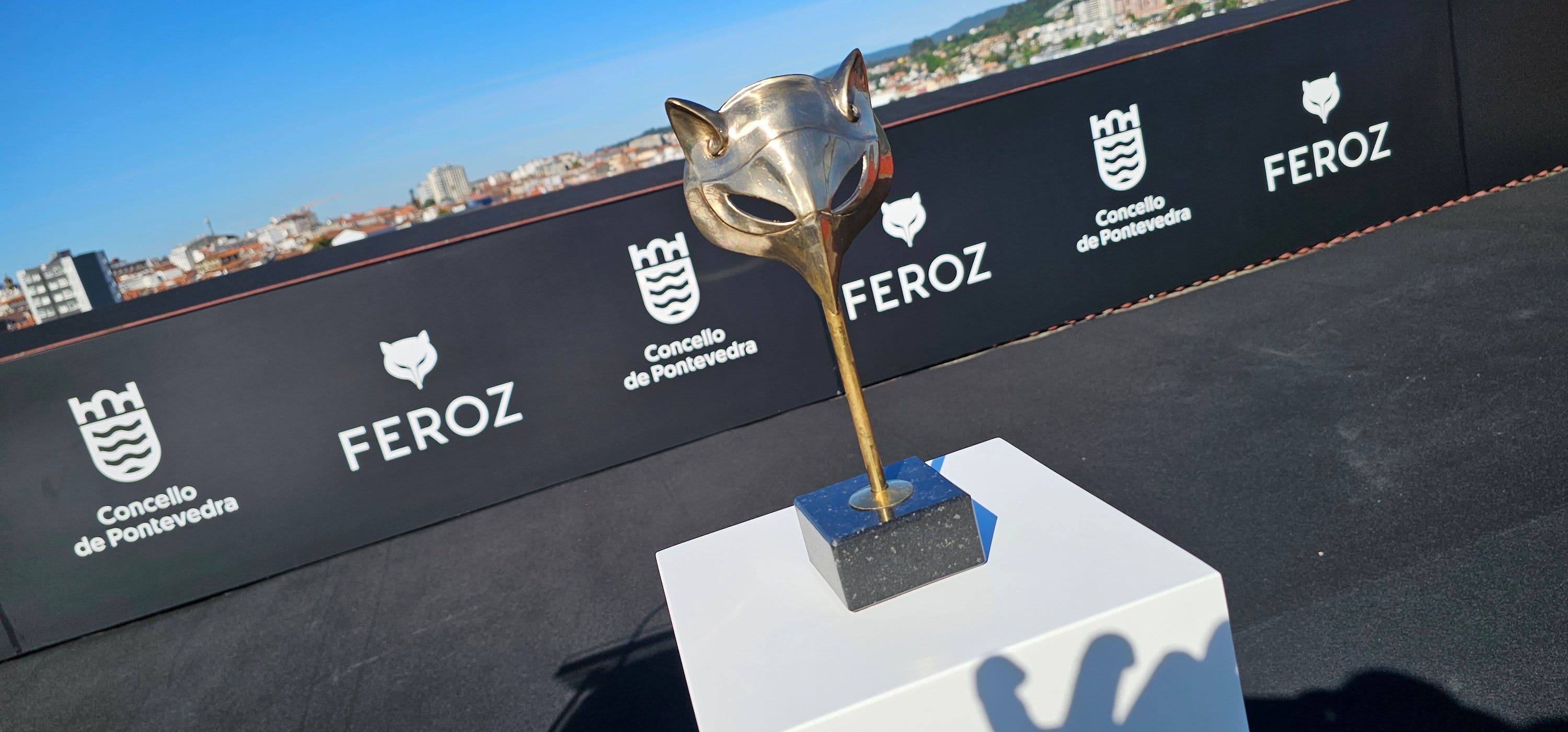 Una estatuilla de los Premios Feroz, minutos antes de la presentación del acuerdo con Pontevedra para 2025 y 2026