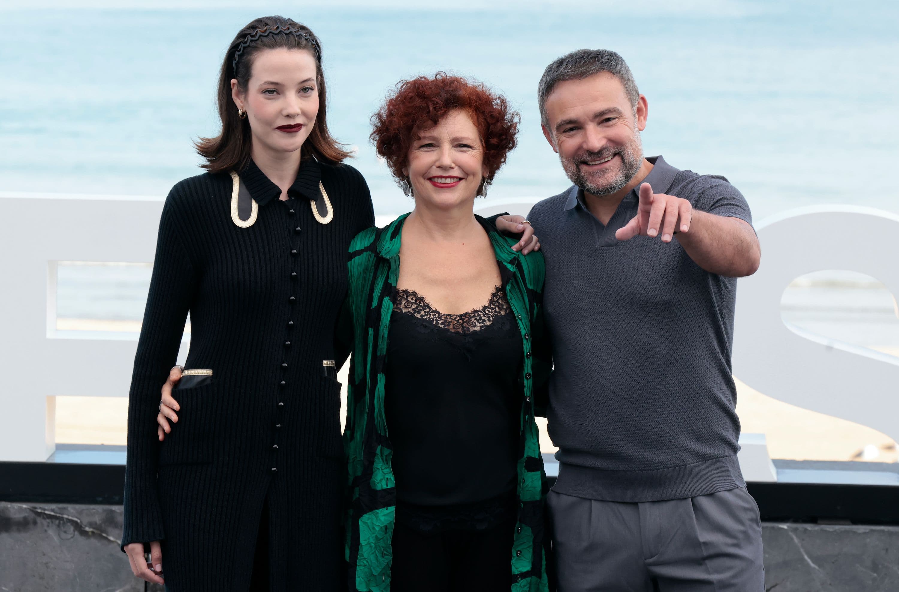 Mireia Oriol, la directora Icíar Bollain y Urko Olazabal posan en el photocall del Festival de San Sebastián 2024, donde presentan 'Soy Nevenka'
