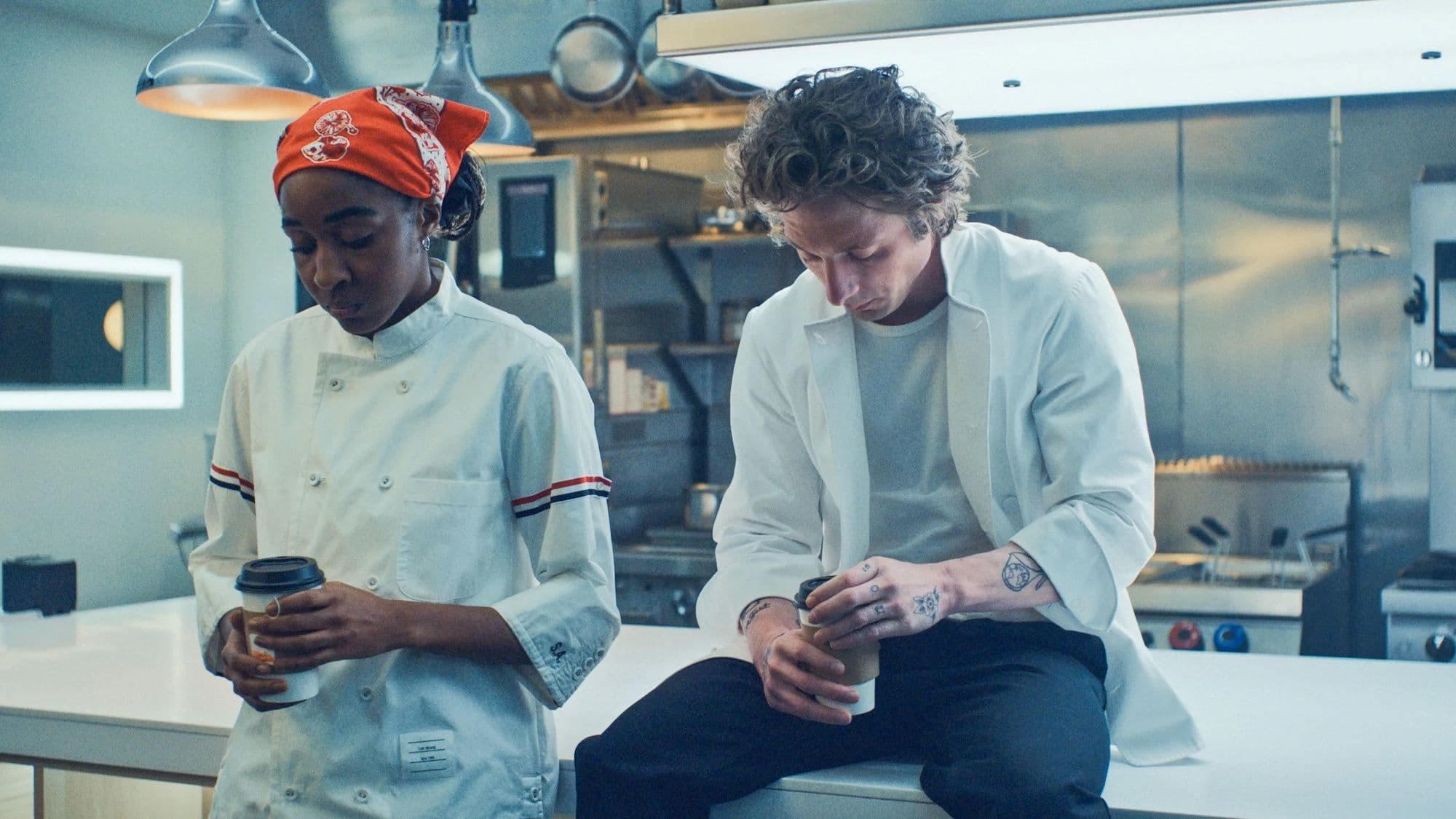 Fotograma de la tercera temporada de 'The Bear' con Ayo Adebiri y Jeremy Allen White