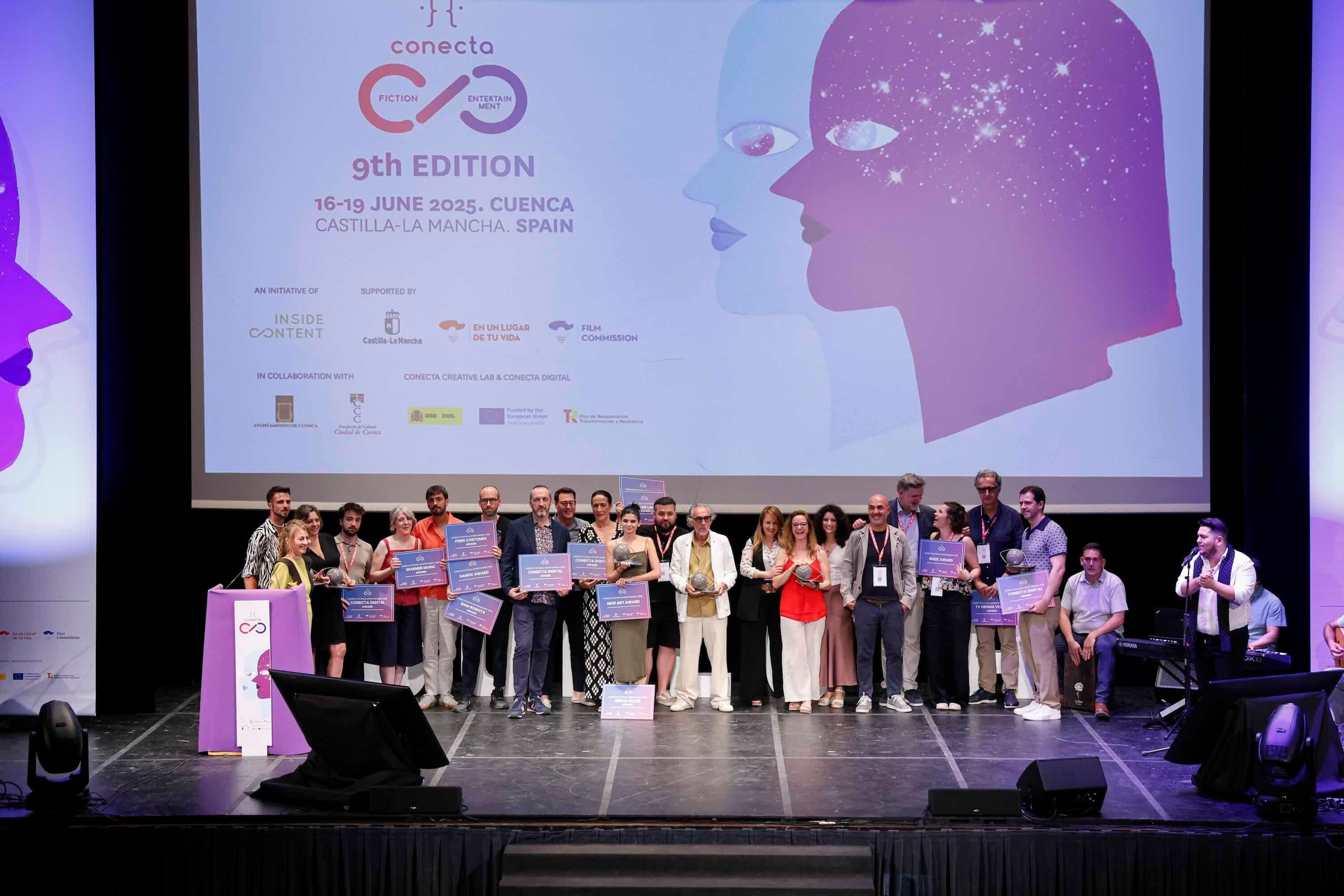 Foto de familia de los ganadores de la novena edición de los premios Conecta FICTION & ENTERTAINMENT 2025