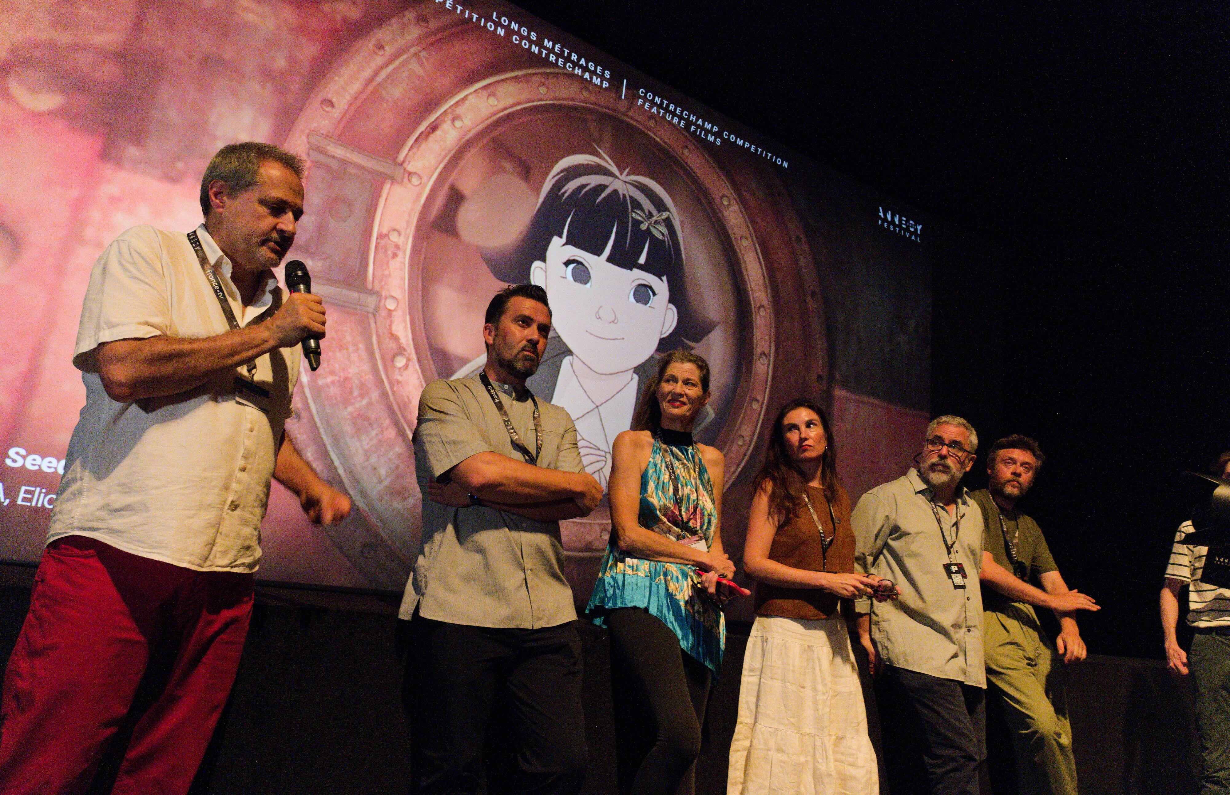 Beñat Beitia, el segundo por la izquierda, en la premiere de 'Winnipeg, el barco de la esperanza' en el Festival de Annecy, en junio de 2026