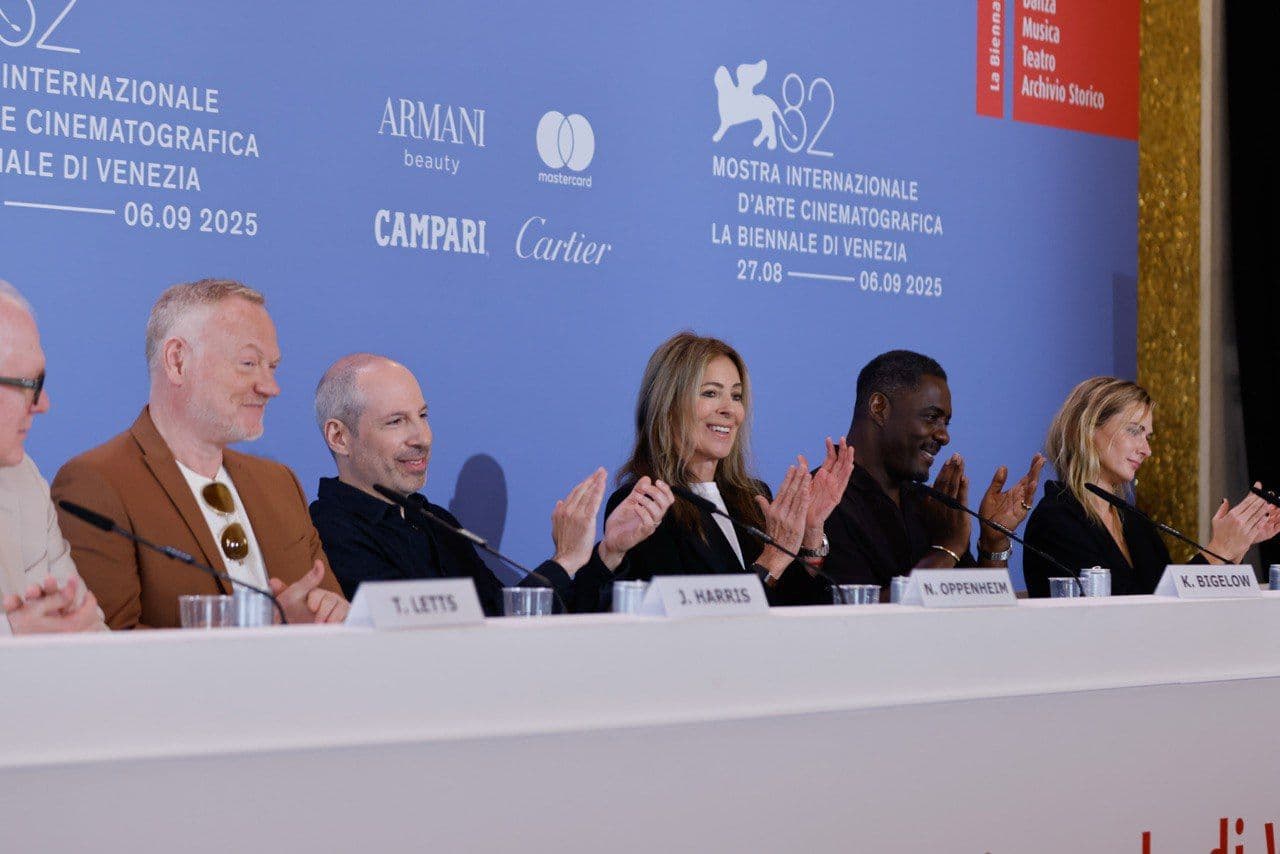 El equipo de 'Una casa llena de dinamita', de Kathryn Bigelow, en la rueda de prensa del Festival de Venecia 2025